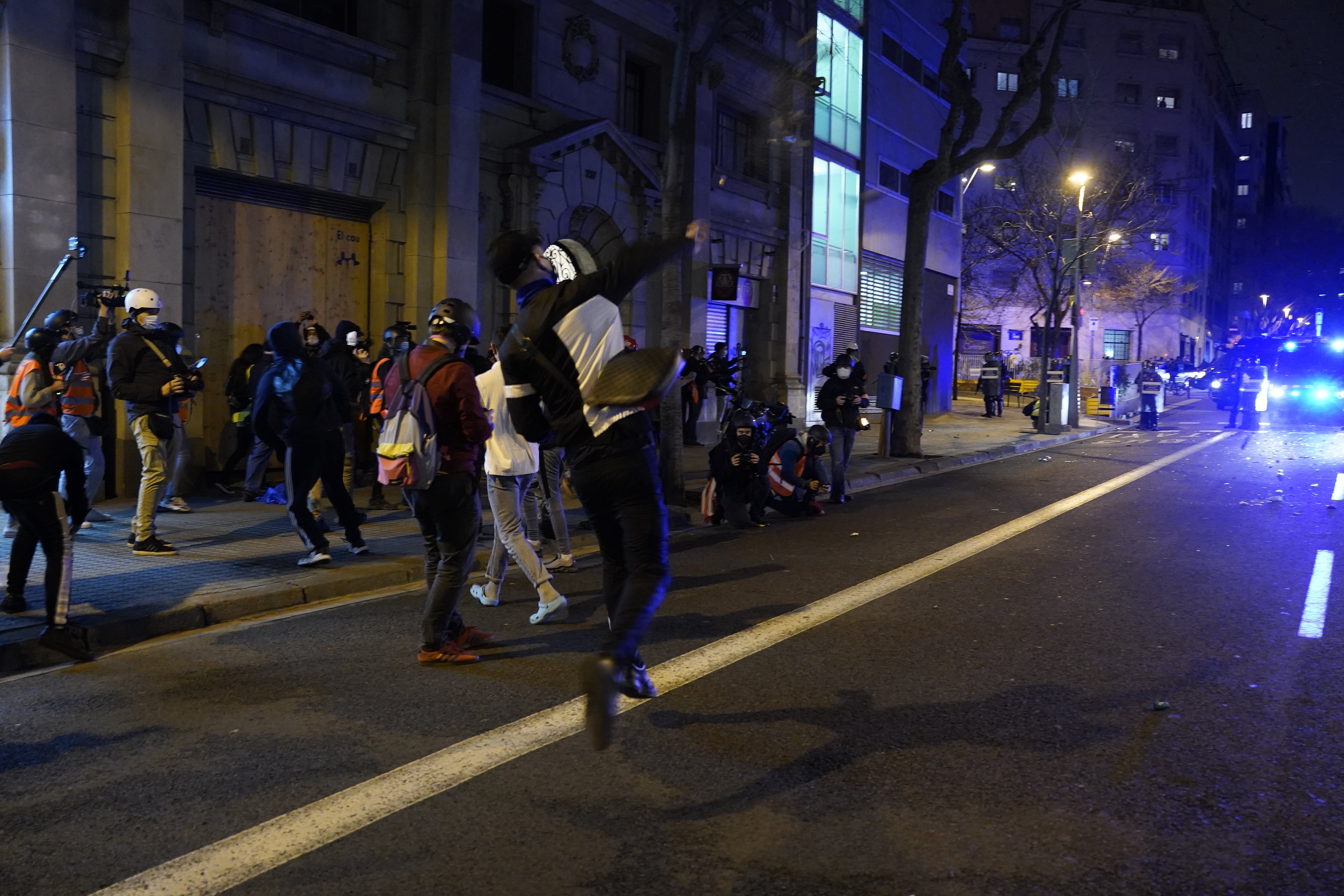  Lanzamientos policia manifestación Pablo Hasél 2302 / Pau de la Calle