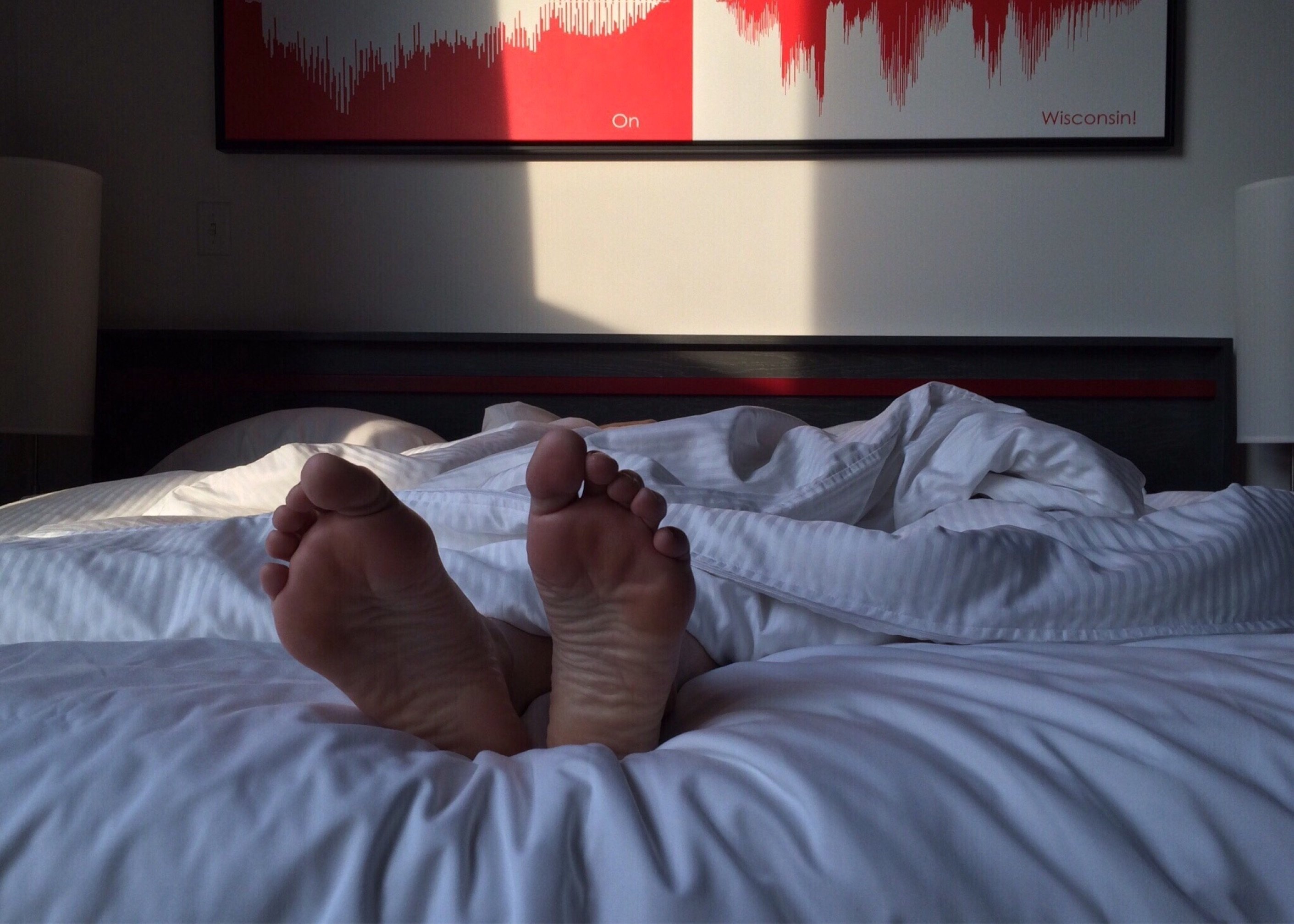 Видео ноги спящей. Мужские ноги на кровати. Человек в кровати. Мужские ноги под одеялом.