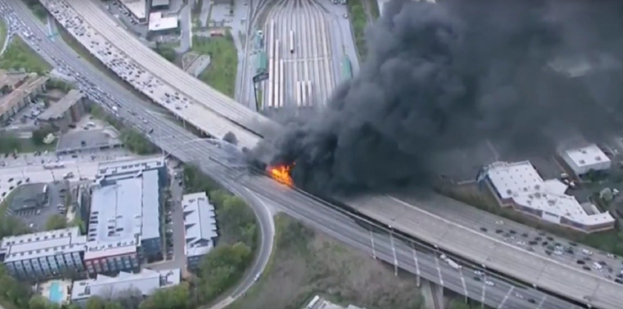 Un incendio derrumba una autopista en Atlanta
