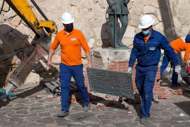 retirada placa estatua franco melilla efe