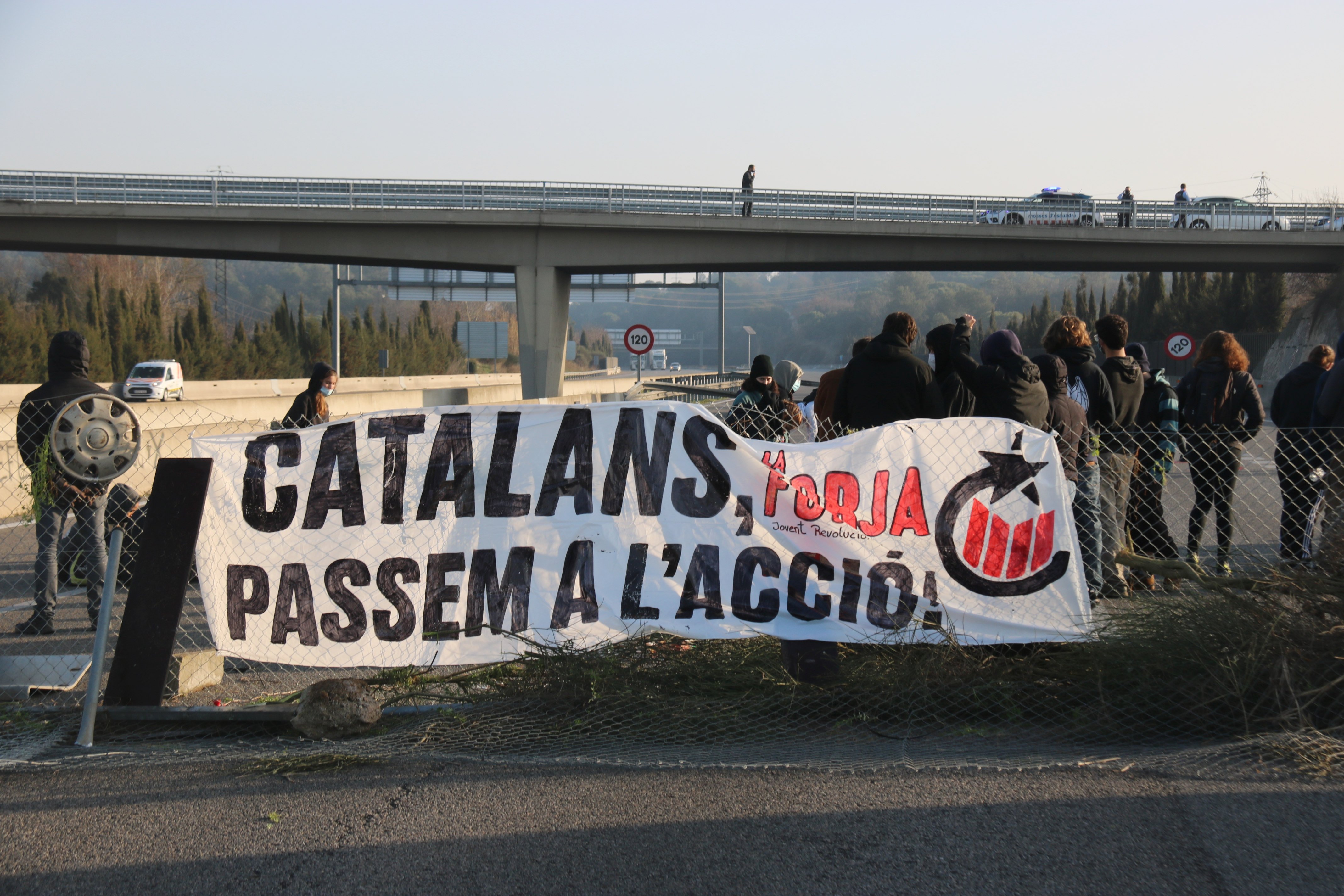 Cortan la AP-7 en Girona en protesta por el encarcelamiento de Pablo Hasél