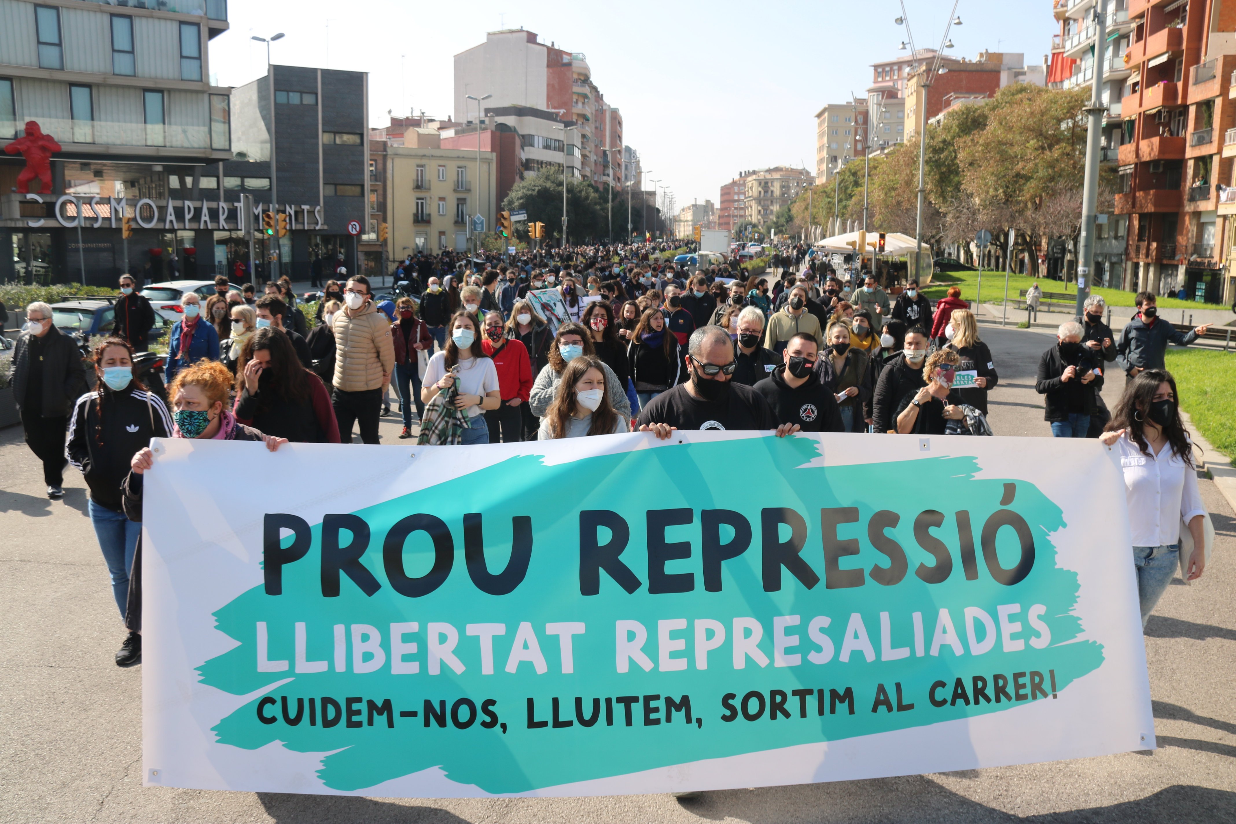 Sants celebra la llibertat del veí de detingut en les protestes per Hasél