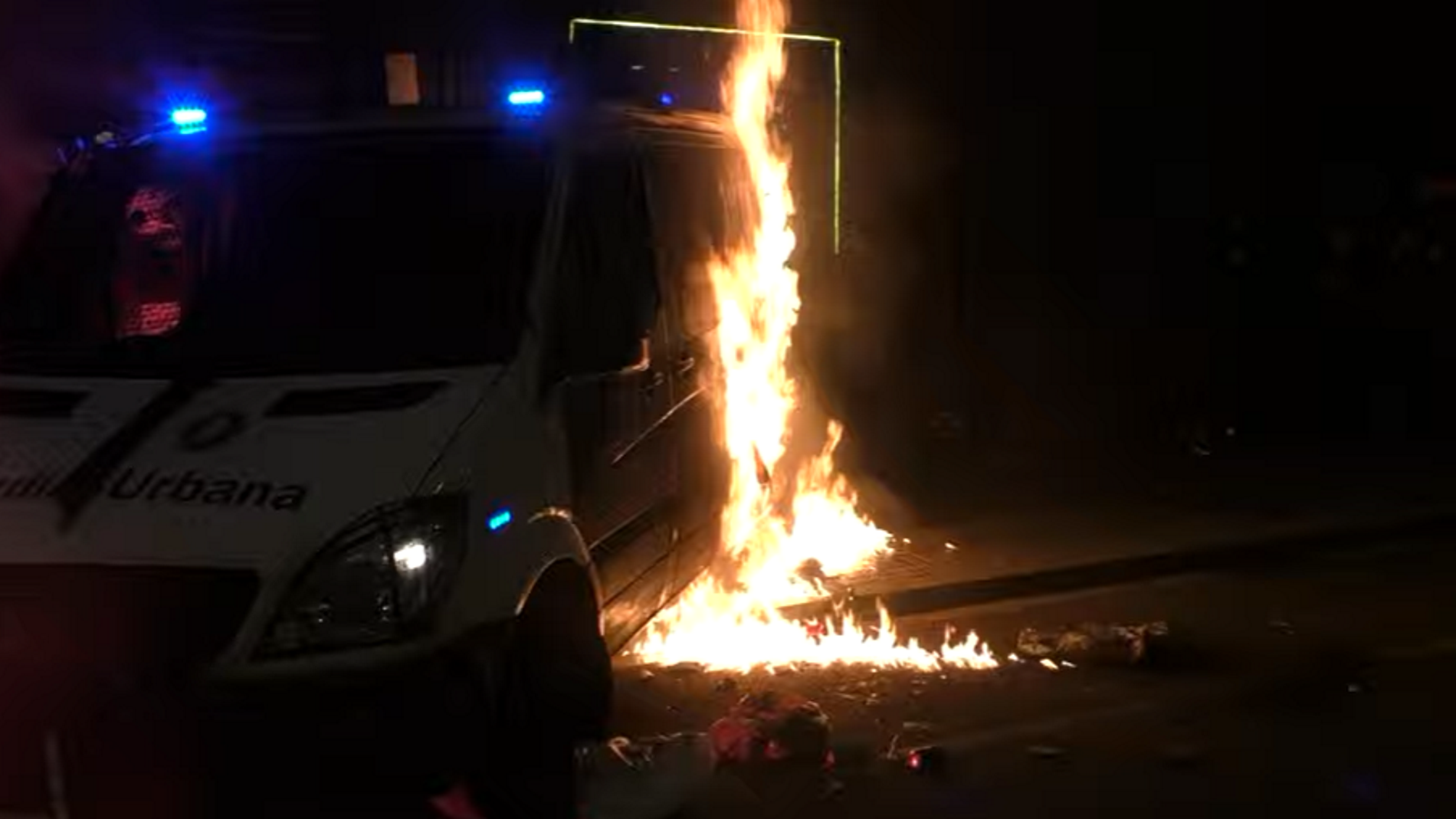 Vídeo | Así ha sido el ataque al furgón de la Guàrdia Urbana