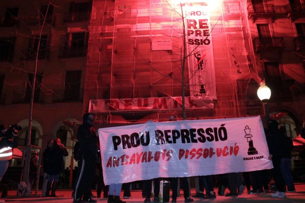 La pancarta desplegada miedo los manifestantes en Girona Pau de la Calle