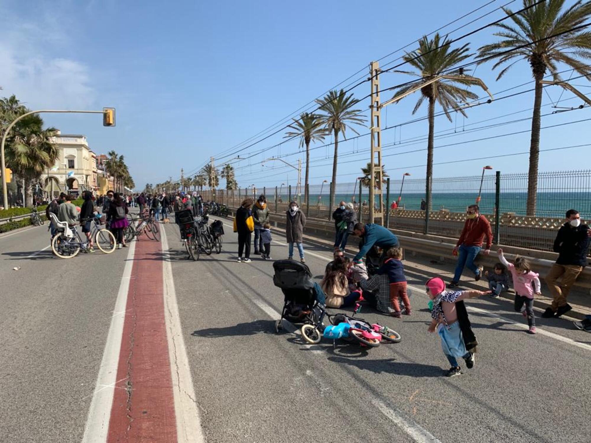 Entitats tallen carrers a punts de Catalunya contra les "autopistes urbanes"