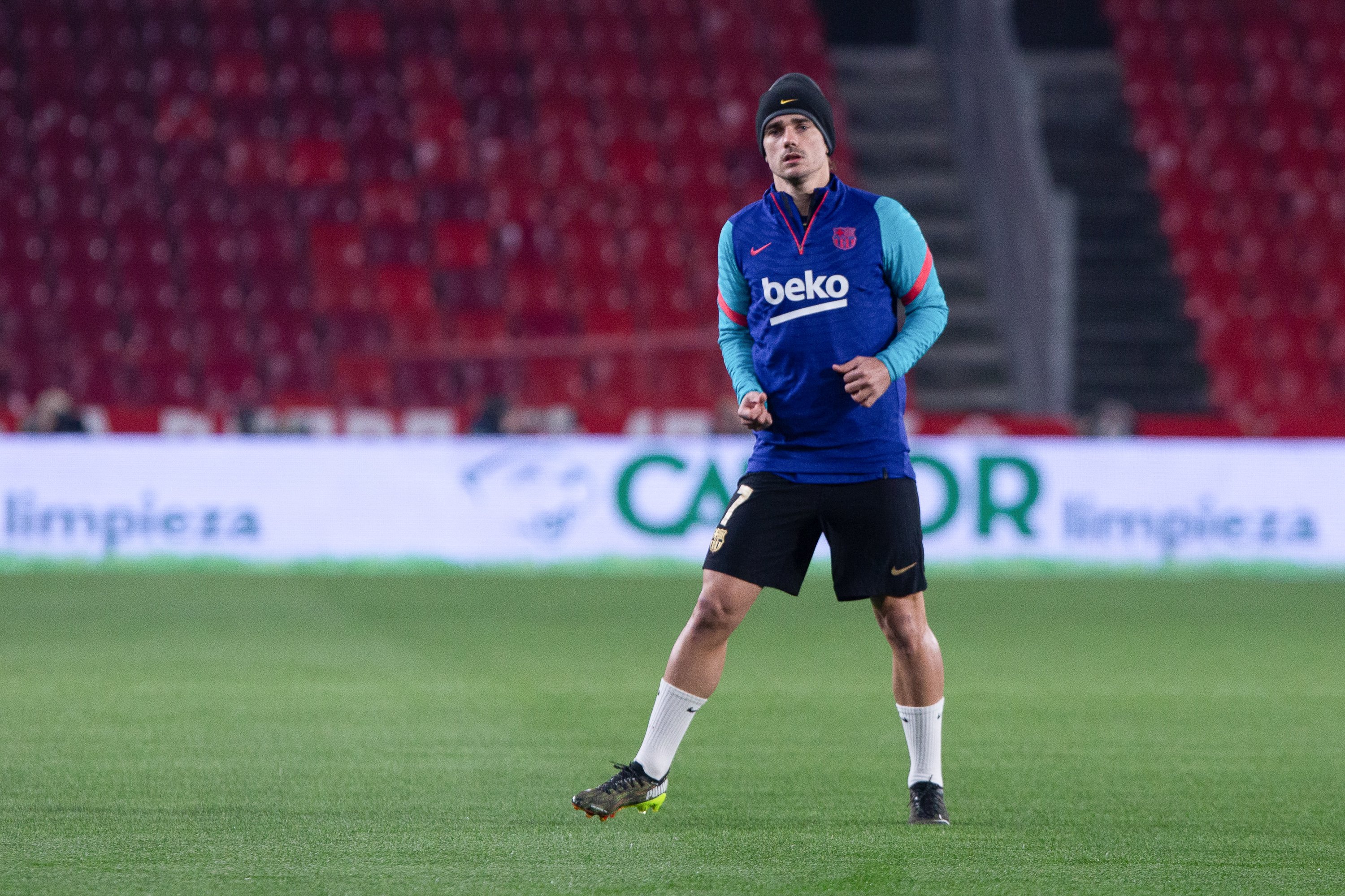 Griezmann assenyalat: dos partits consecutius com a suplent