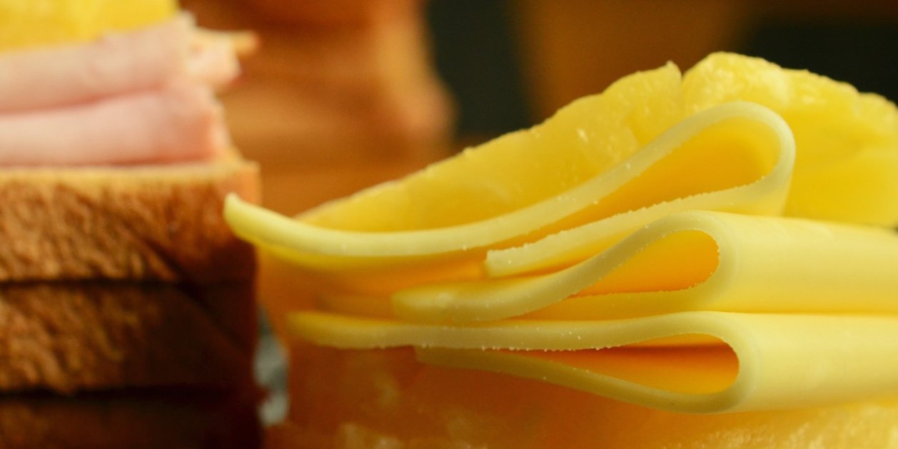 Los alimentos más salados que deberías evitar si tienes la tensión alta