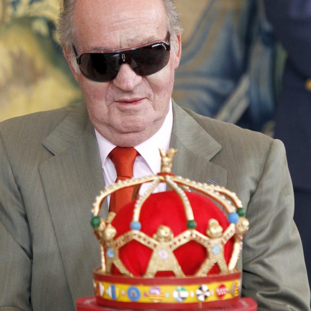 juan carlos mira la corona GTRES