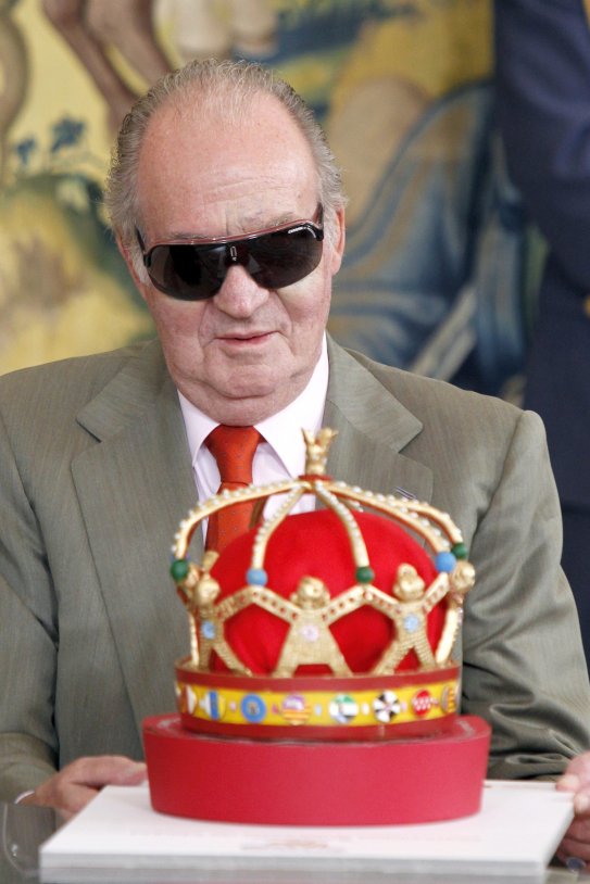 juan carlos mira la corona GTRES