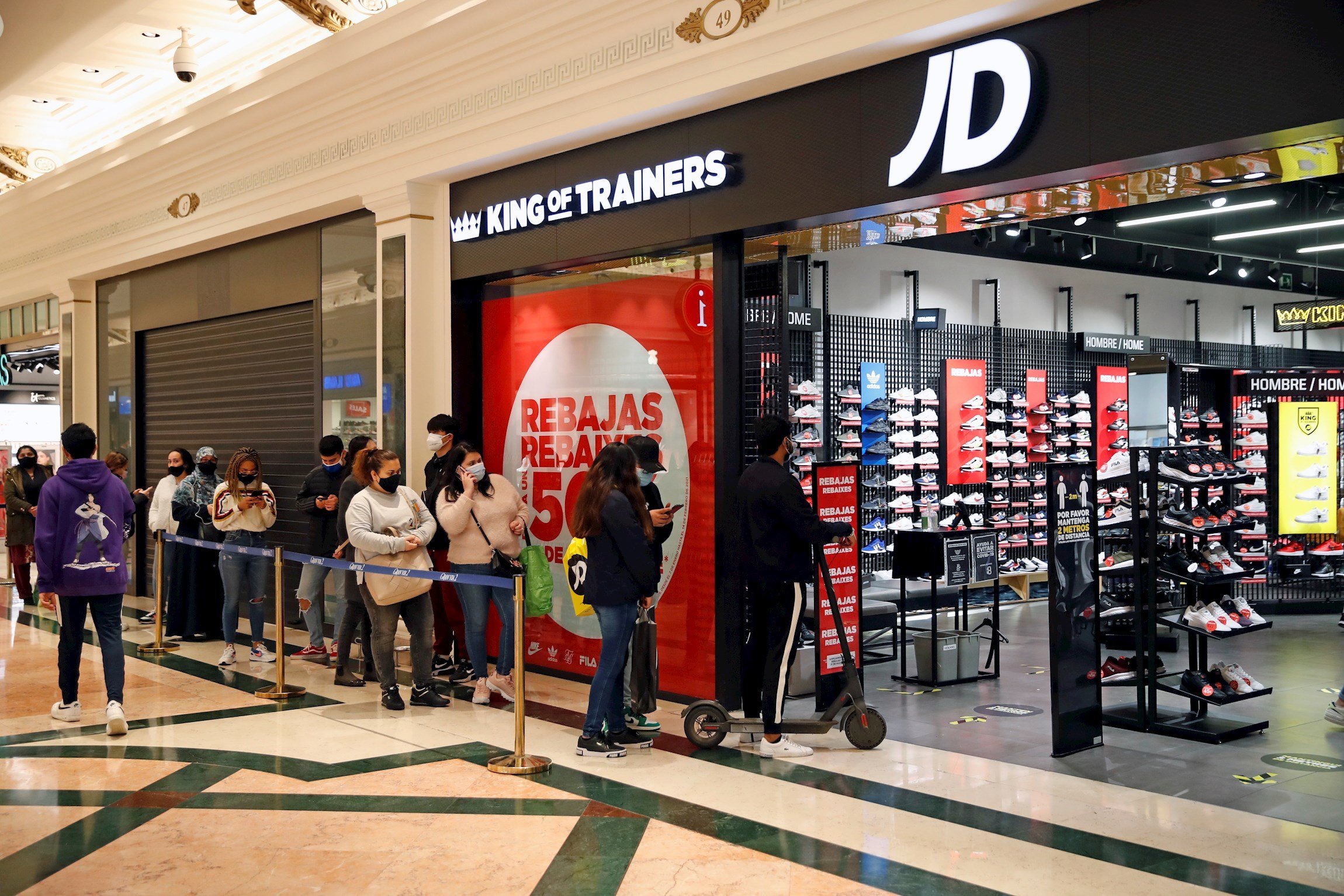 Llargues cues en la reobertura dels centres comercials