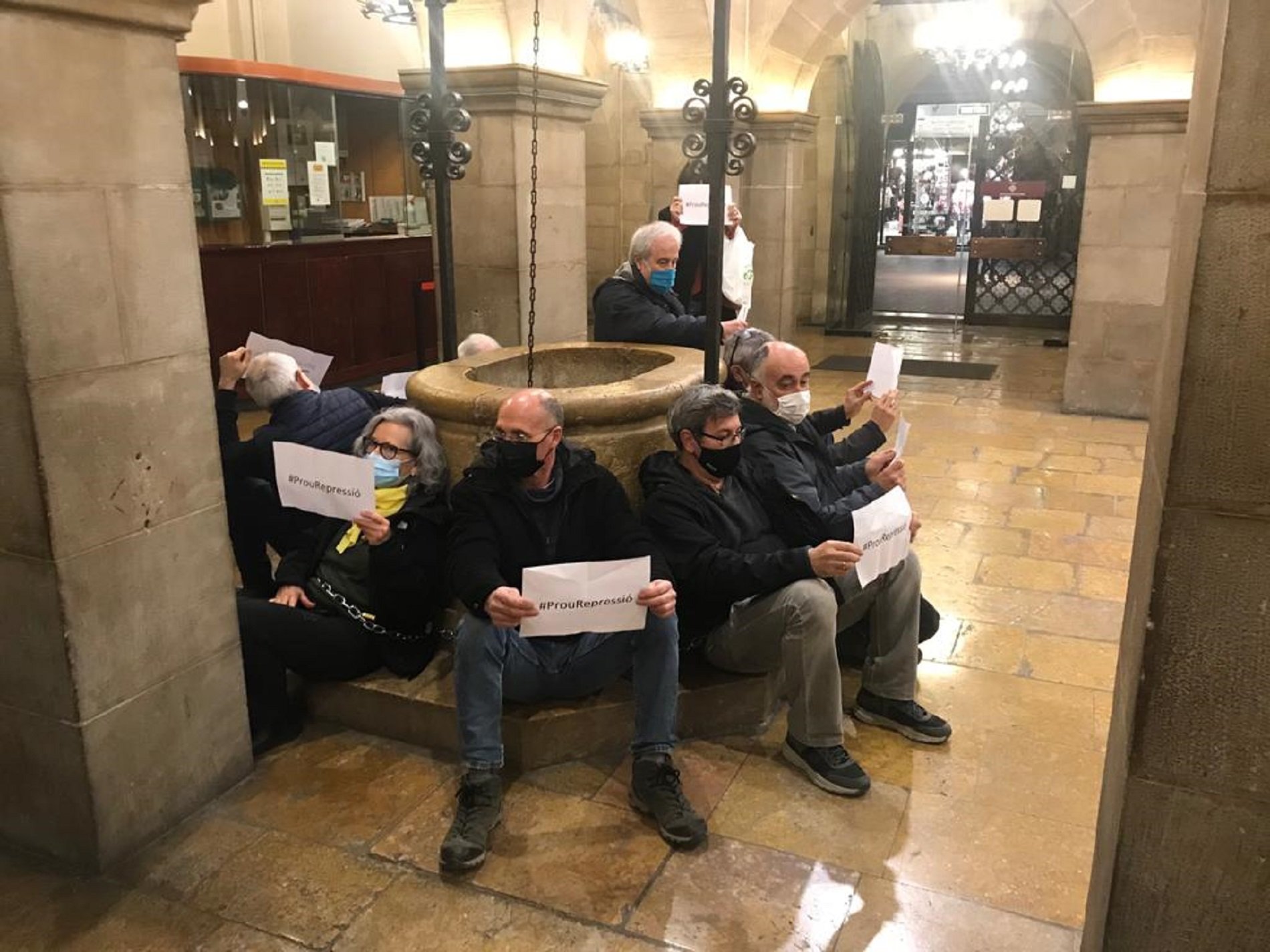 Vuit persones s'encadenen a la Paeria de Lleida contra la repressió dels joves