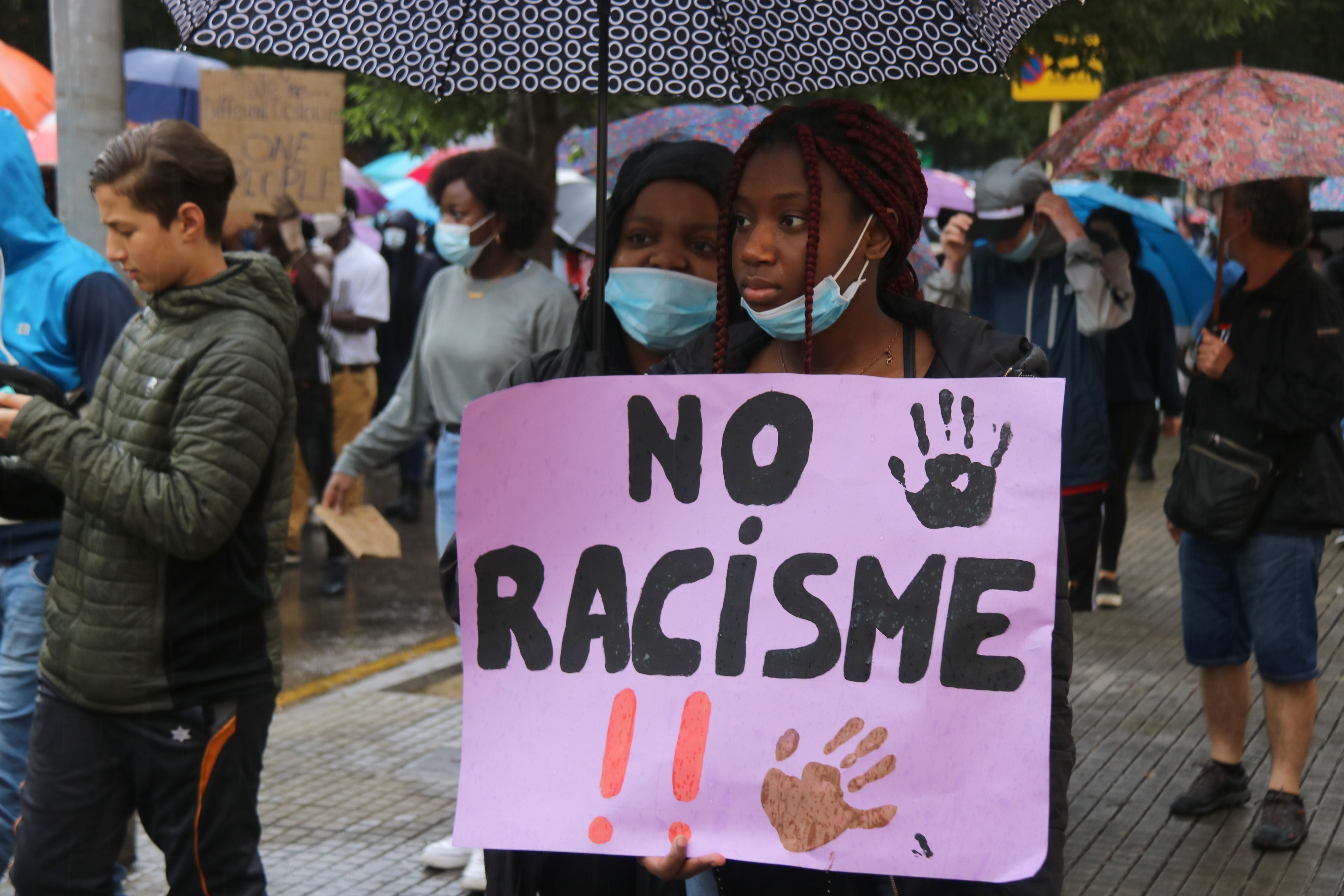 8-M: Ser dona negra a Catalunya