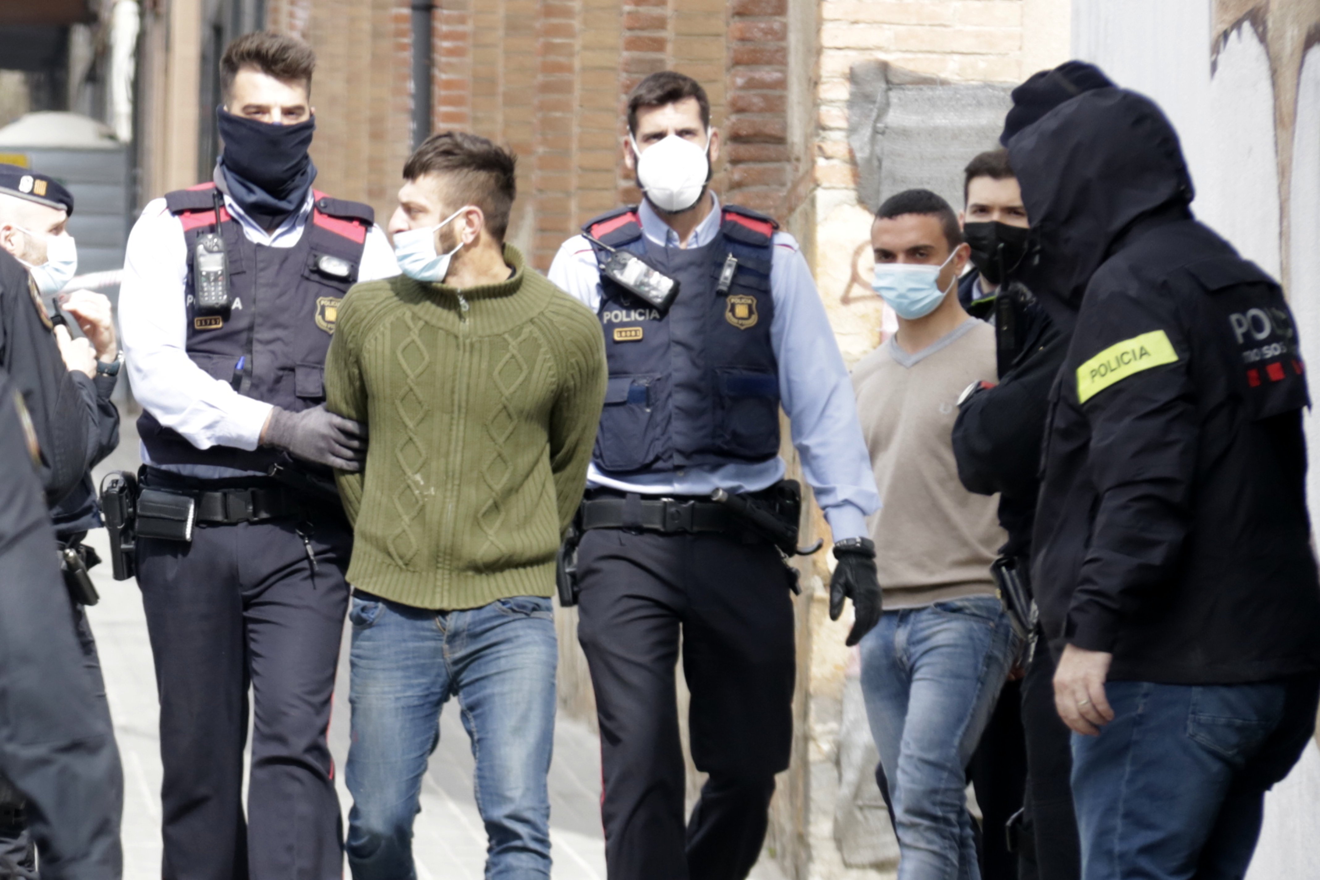Prisión para los ocho anarquistas acusados de quemar la furgoneta de Barcelona