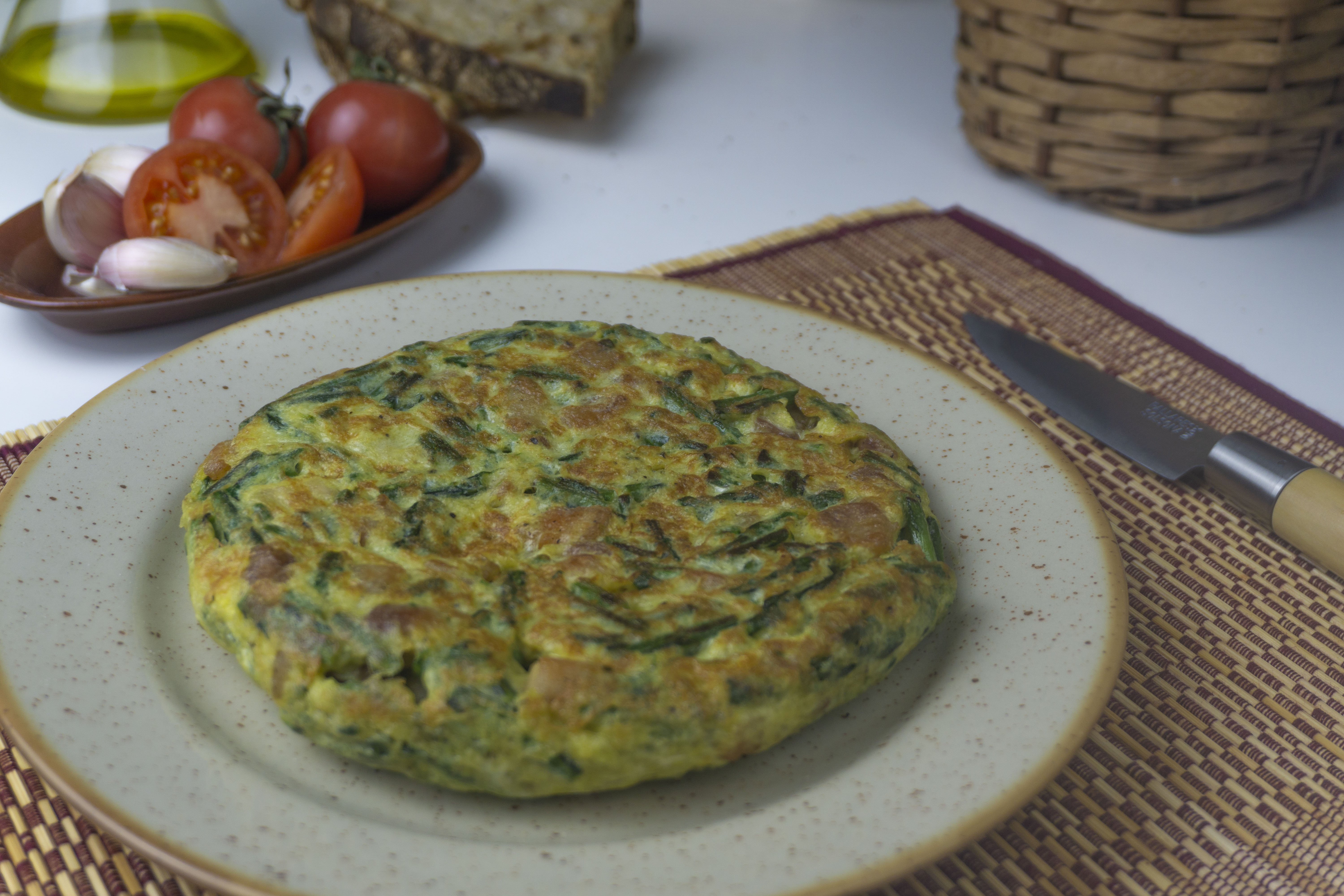 Tortilla de espárragos con panceta