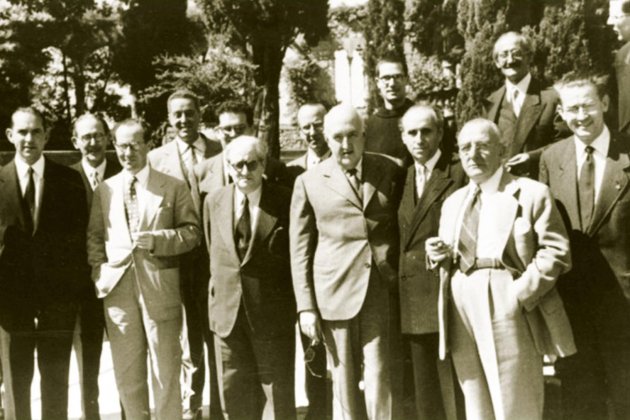 Salvador Espriu, Cogiera Roig y Lobo, Joan Vinyoli, Maurici Serrahima (tapado: desconocido), Riba, Xavier Benguerel, Sagarra, Miquel Estradé, Carles Soldevila, Lluís Valeri, Frederic Udina i Martorell y Ramon Muntanyola. Montserrat, 3 de junio de 1956.