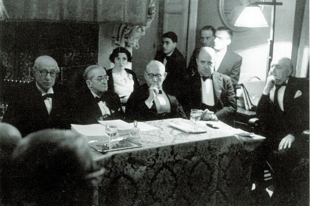 Reunión clandestina de la IEC presidida por Josep Puig y Cadafalch, Carles Riba, Eduard Fontserè y Josep Maria de Sagarra, entre otros