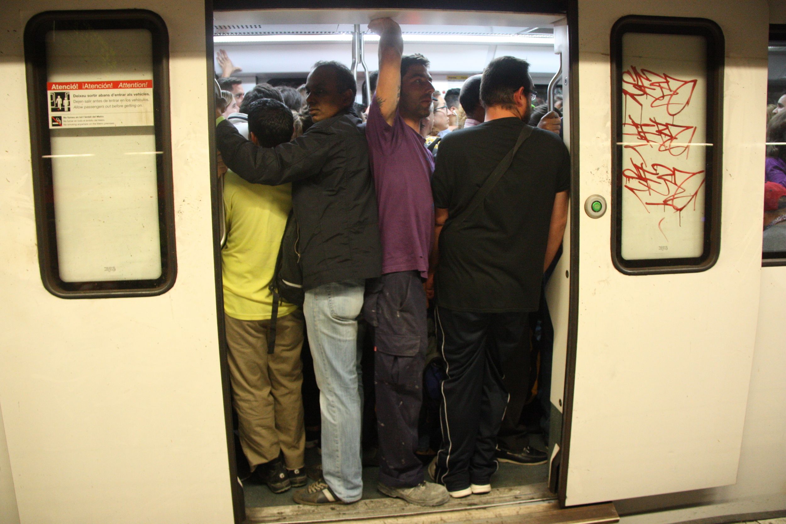 Els treballadors del Metro aparquen les vagues per seguir negociant