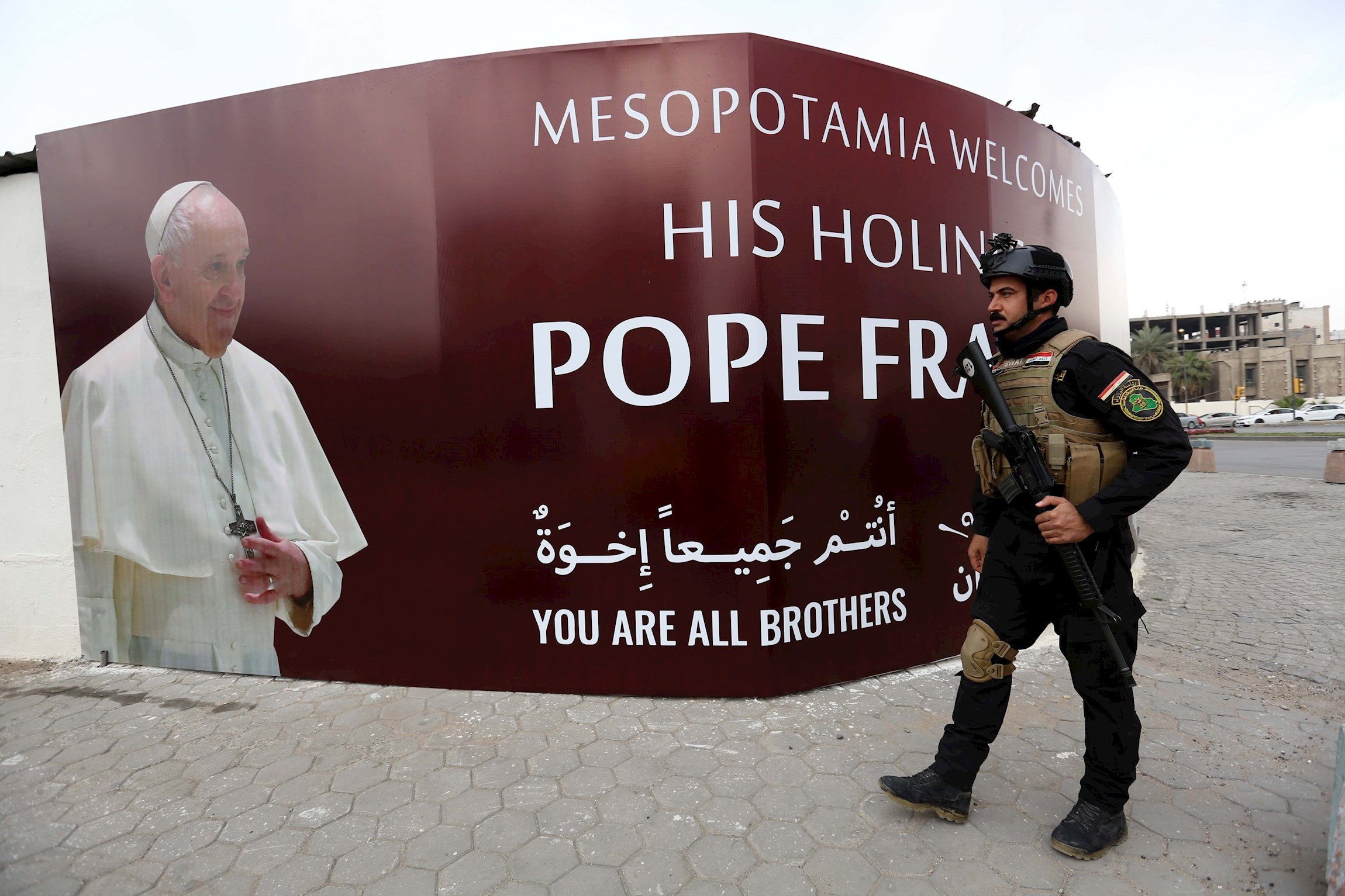 El papa Francesc emprèn el seu difícil viatge a l'Iraq