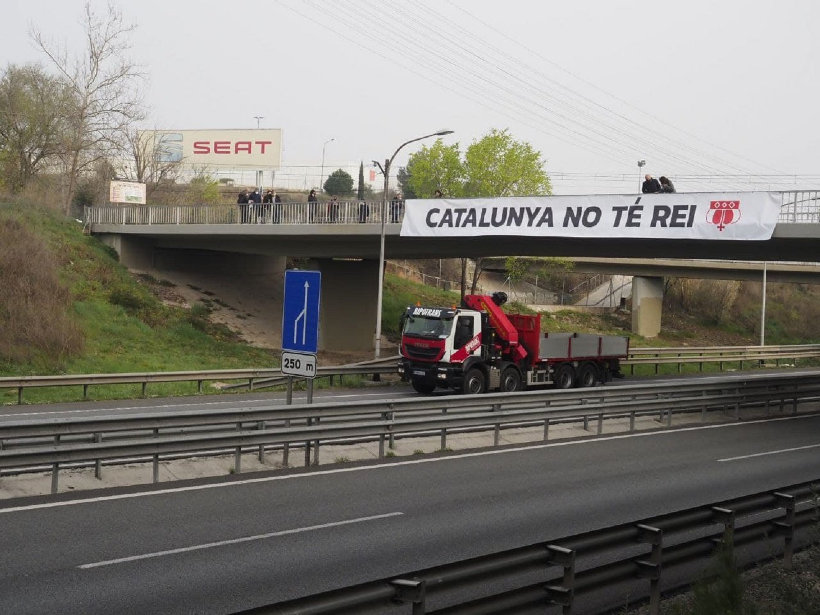 Polémica con los Mossos por la retirada de pancartas contra el Rey en Martorell