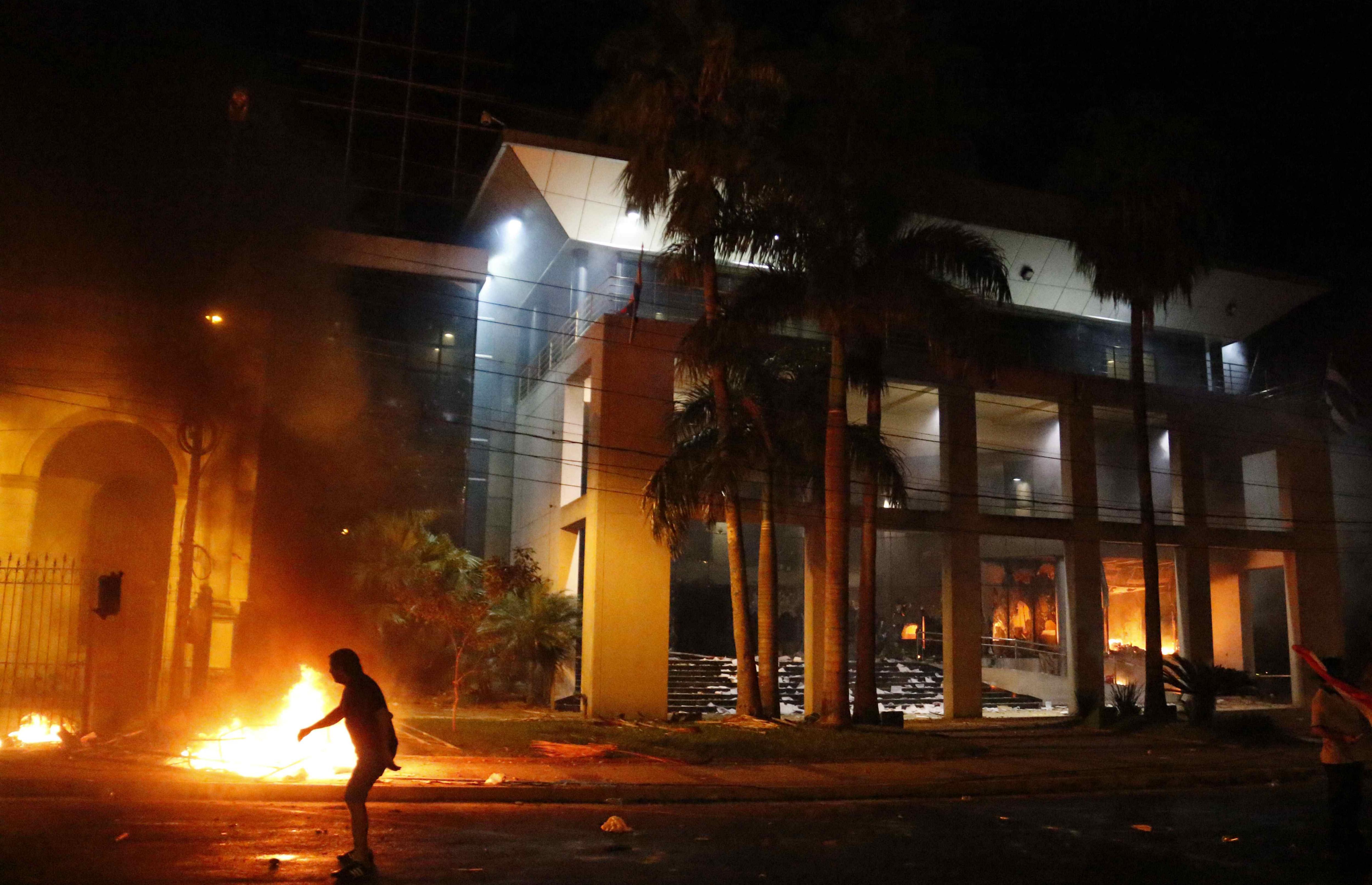 Un mort al Paraguai per les protestes contra la llei que habilita la reelecció presidencial