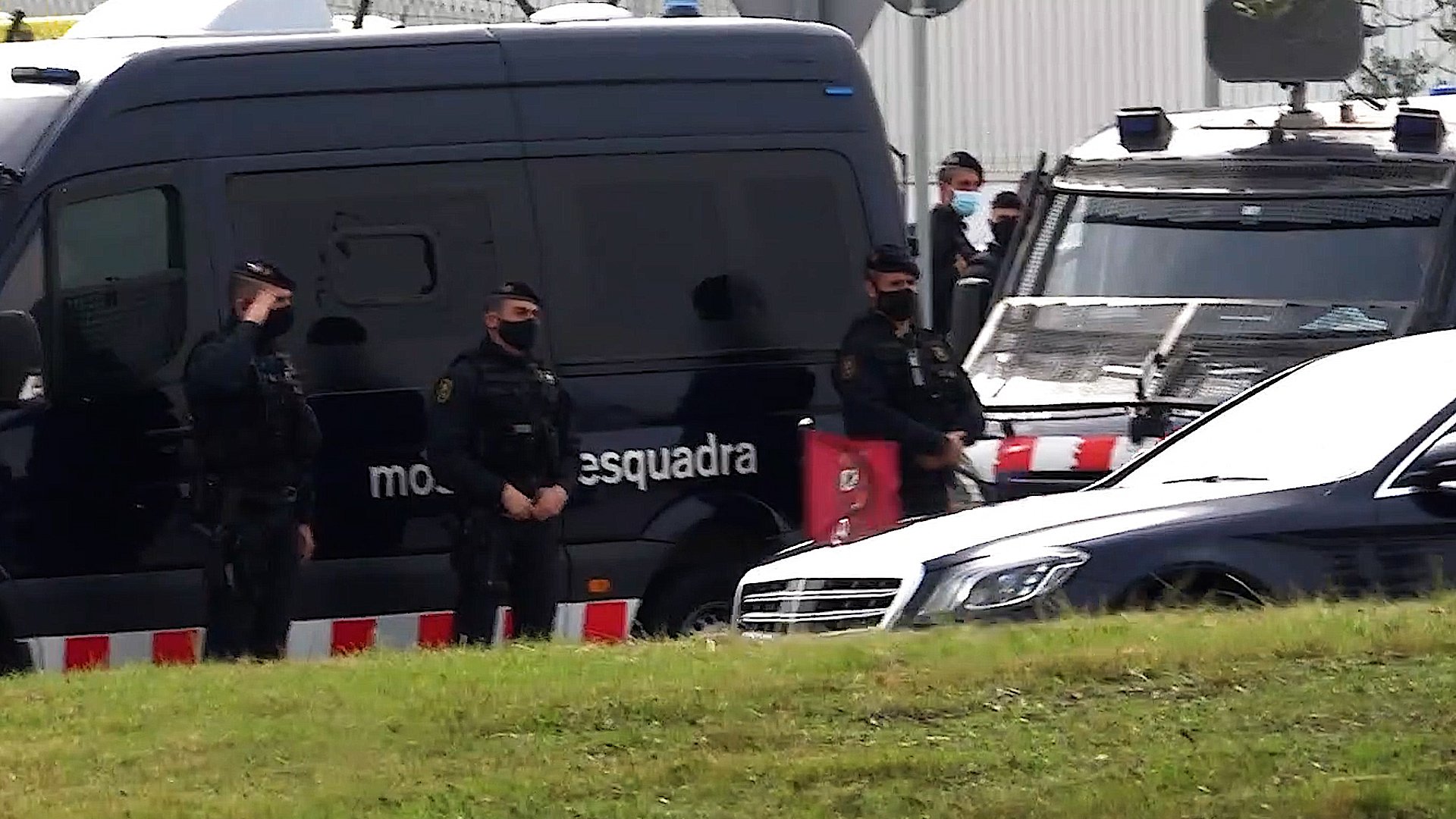 Vídeo: Un agente de la Brimo de los Mossos se cuadra ante el coche de Felipe VI
