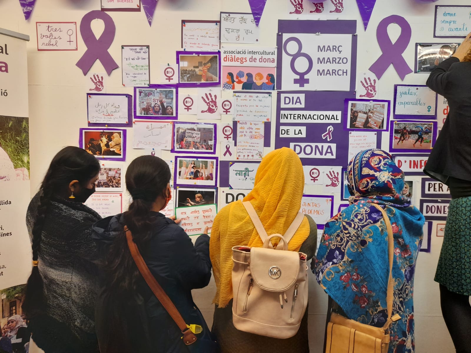 Un grupo de mujeres pintan un mural para el 8-M / Cedida Associació Diàlegs de Dona