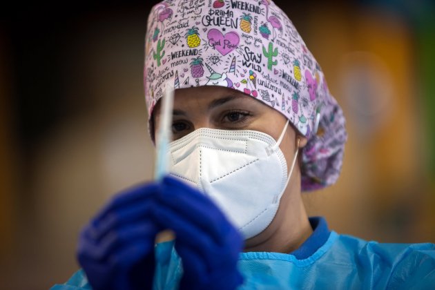 Infermera prepara vacuna AstraZeneca / Europa Press