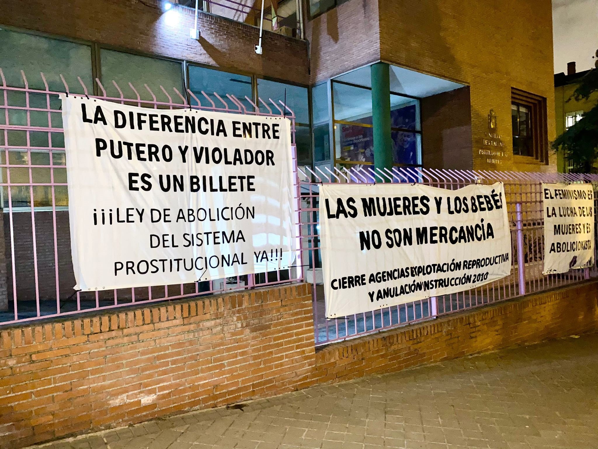 Cuelgan carteles contra la prostitución en el Instituto de las Mujeres en Madrid