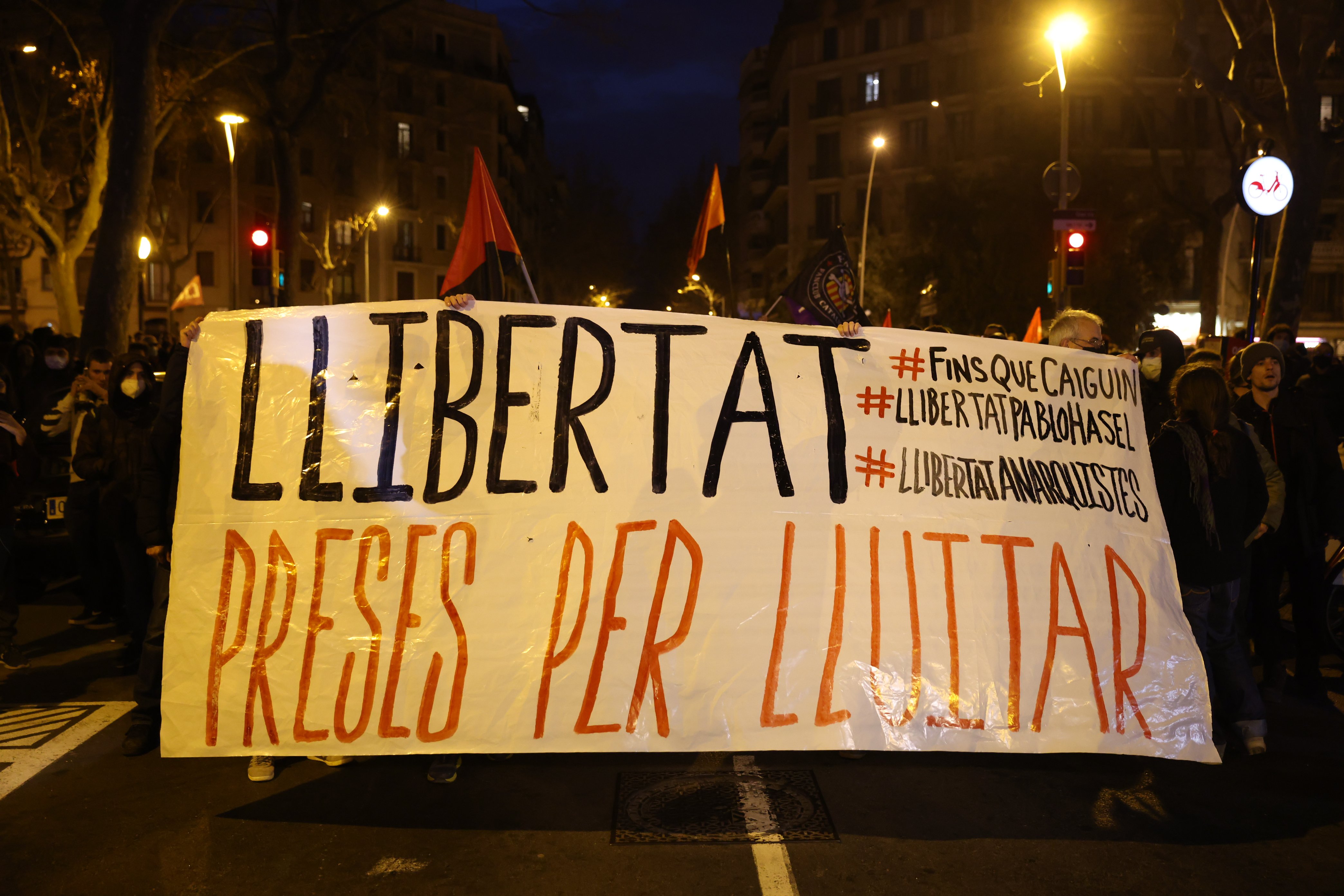 La policía española lleva ante el juez a tres jóvenes por cánticos contra el Rey