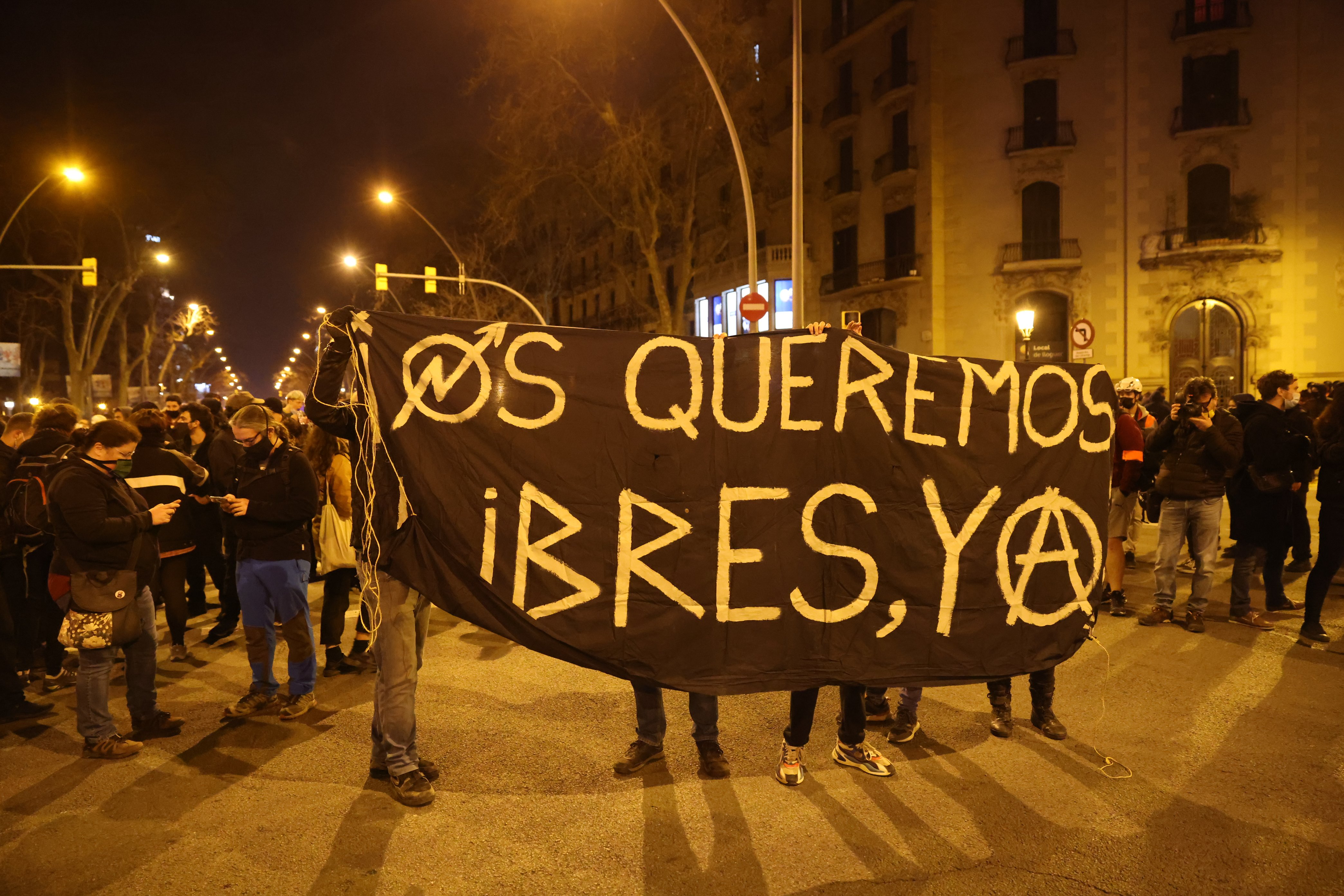 pancarta manifestación barcelona tetuan 6 de marzo pablo hasél protestas / Sergi Alcàzar