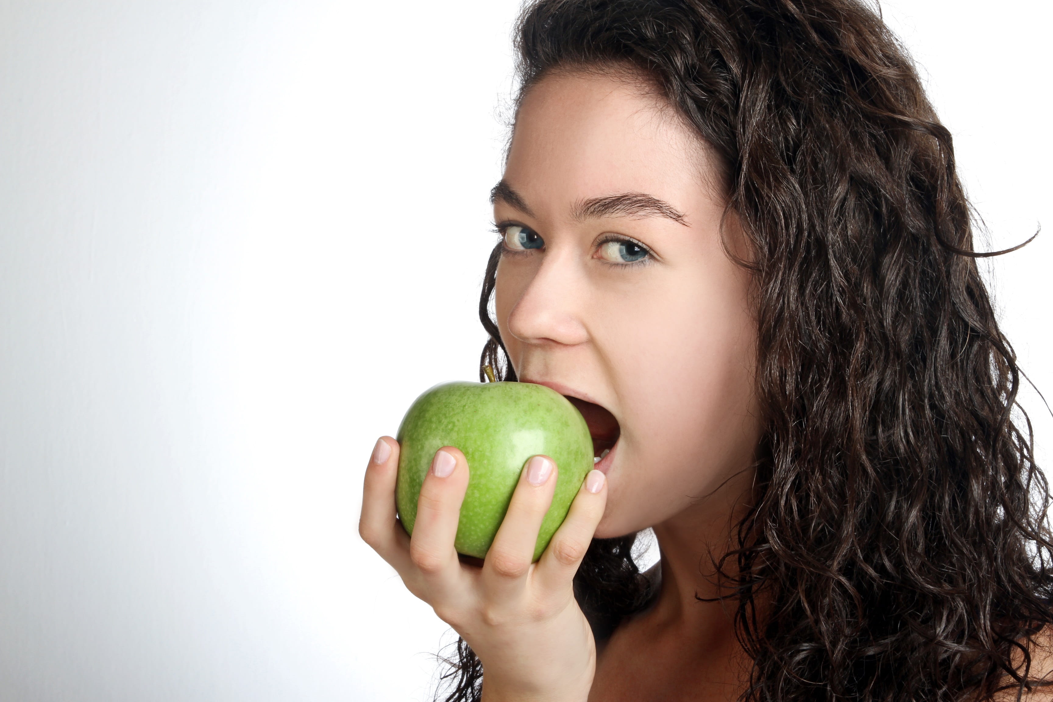 Joven comiendo manzana