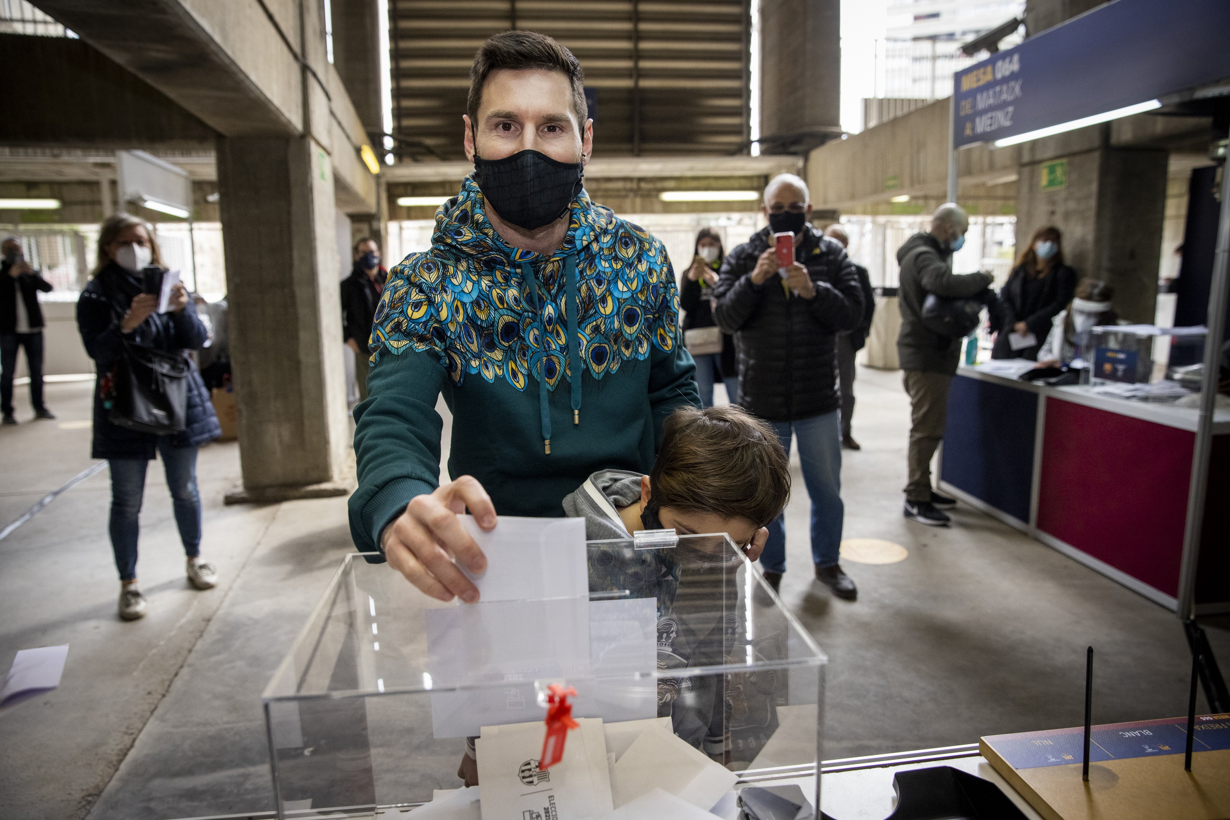 Messi vota en las elecciones del Barça