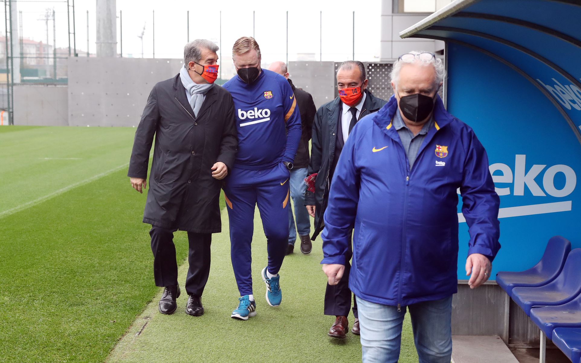 Laporta ya ejerce de presidente y visita el entrenamiento del Barça