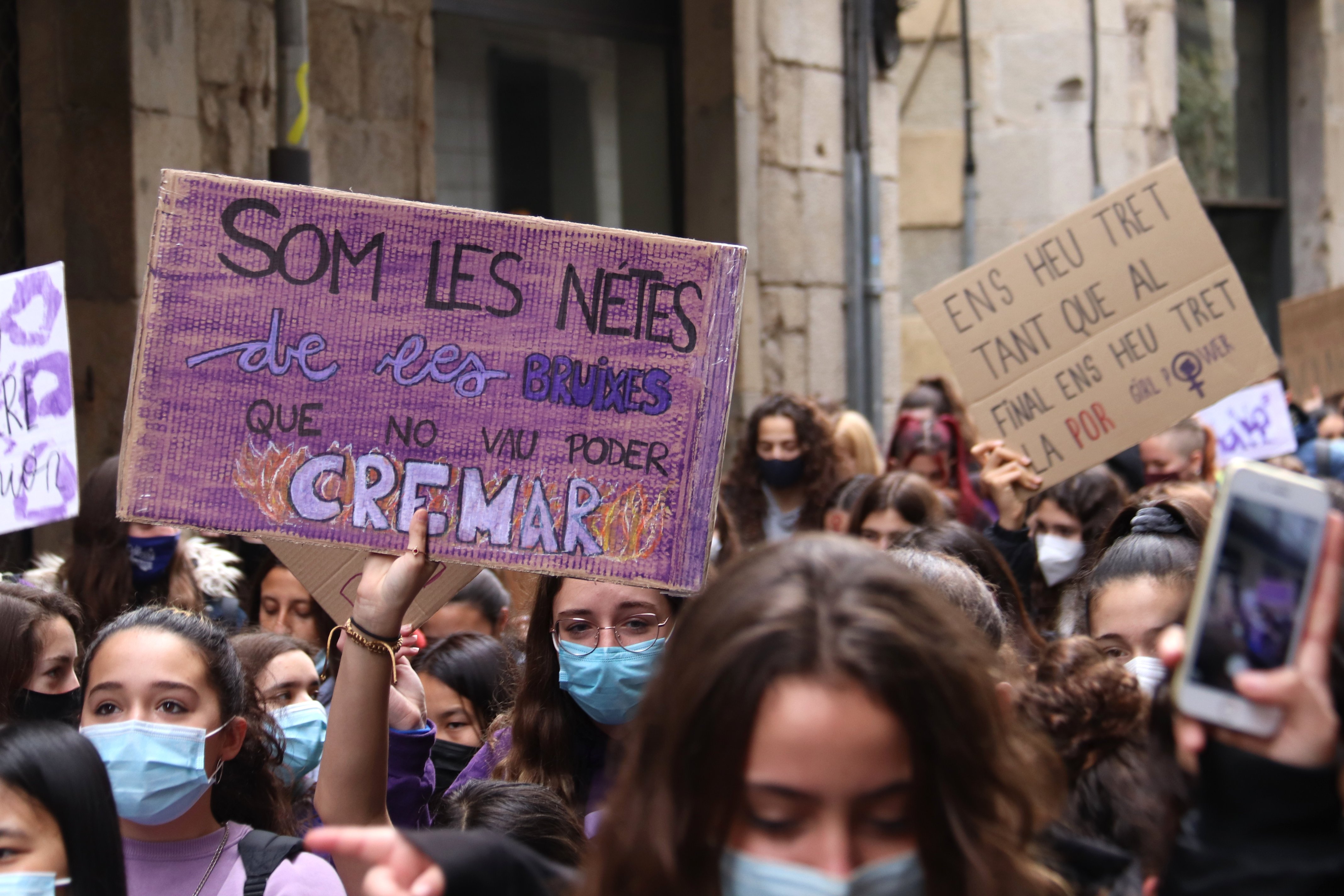 Clam per la igualtat: desenes de protestes arreu de Catalunya pel 8-M