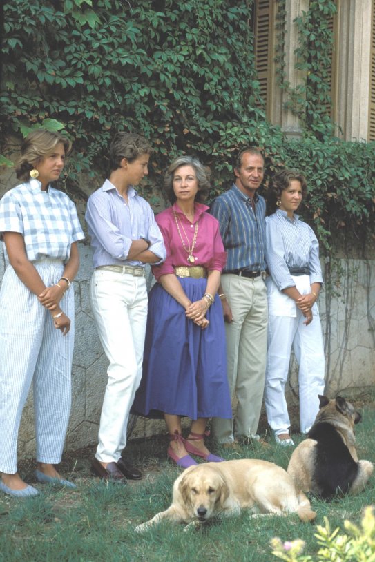 Juan Carlos, Sofía, Felipe, Elena, Cristina y sus perros GTRES