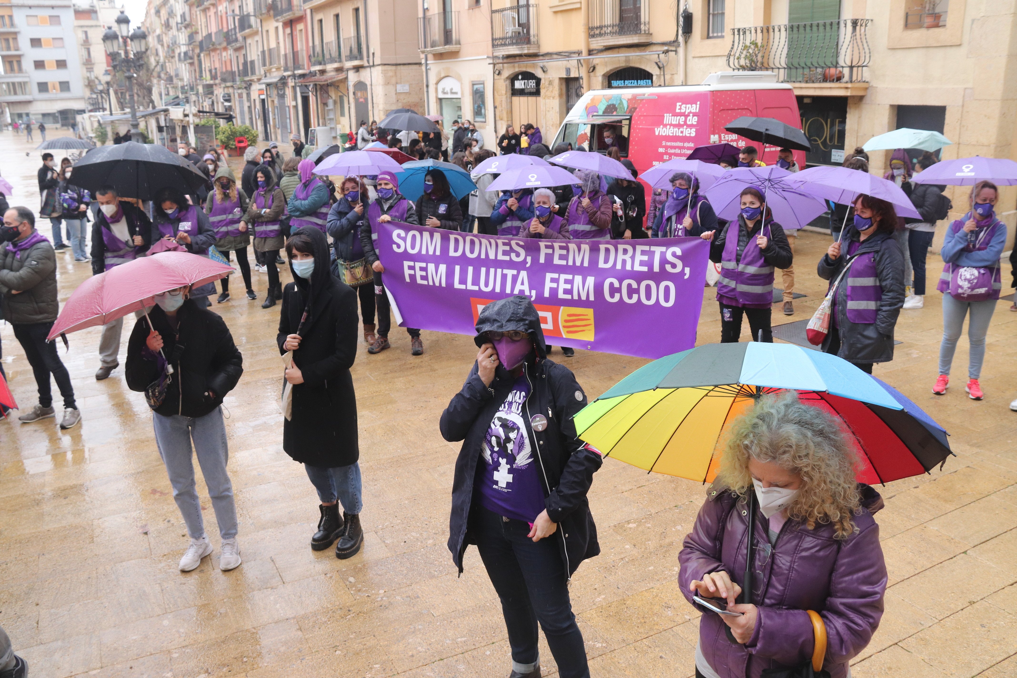Suspendido un acto del 8-M en Tarragona por unas pintadas en la sede de Vox