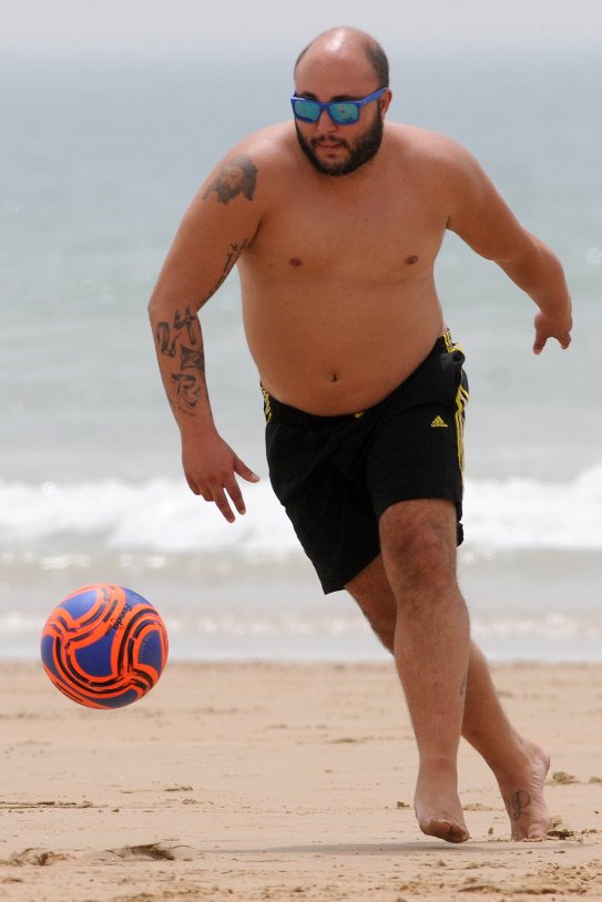 Kiko Rivera jugando al fútbol en la playa GTRES