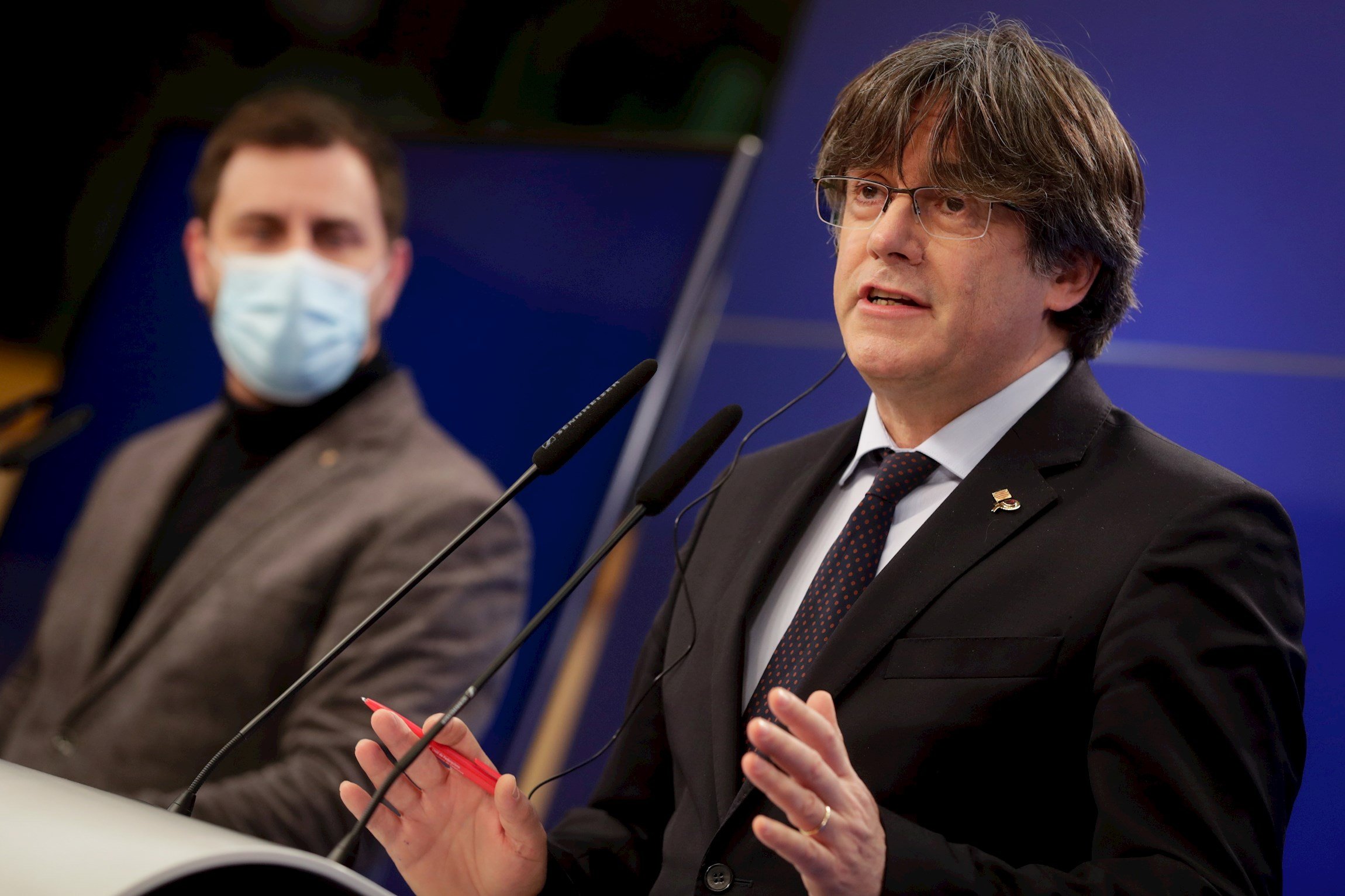 El TC mantiene las órdenes de detención de Puigdemont y Comín en España