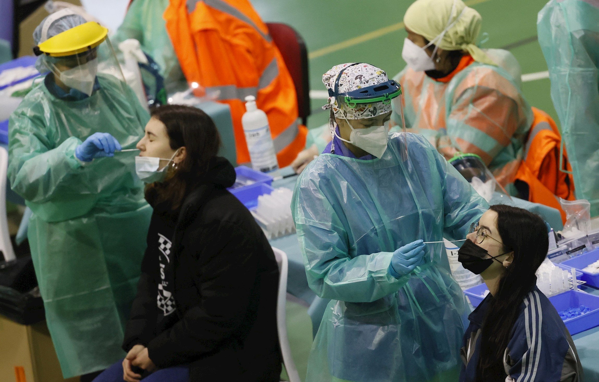 Espanya manté la incidència de Covid a la baixa però suma gairebé 300 morts