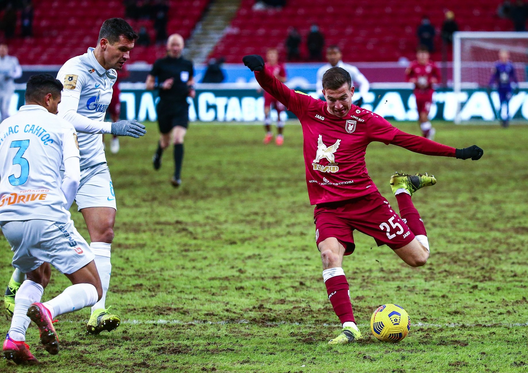 Makarov, del Rubin Kazan, marca uno de los goles del año
