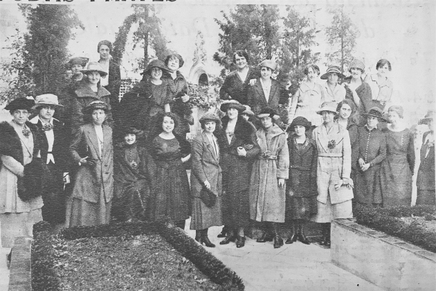 Personal femenino Sociedad de Naciones en el Patio de los Naranjos marzo 1921