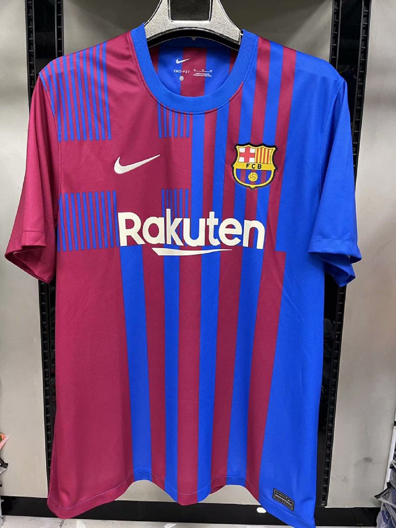 Primeres fotografies de la polèmica samarreta del Barça de la pròxima temporada