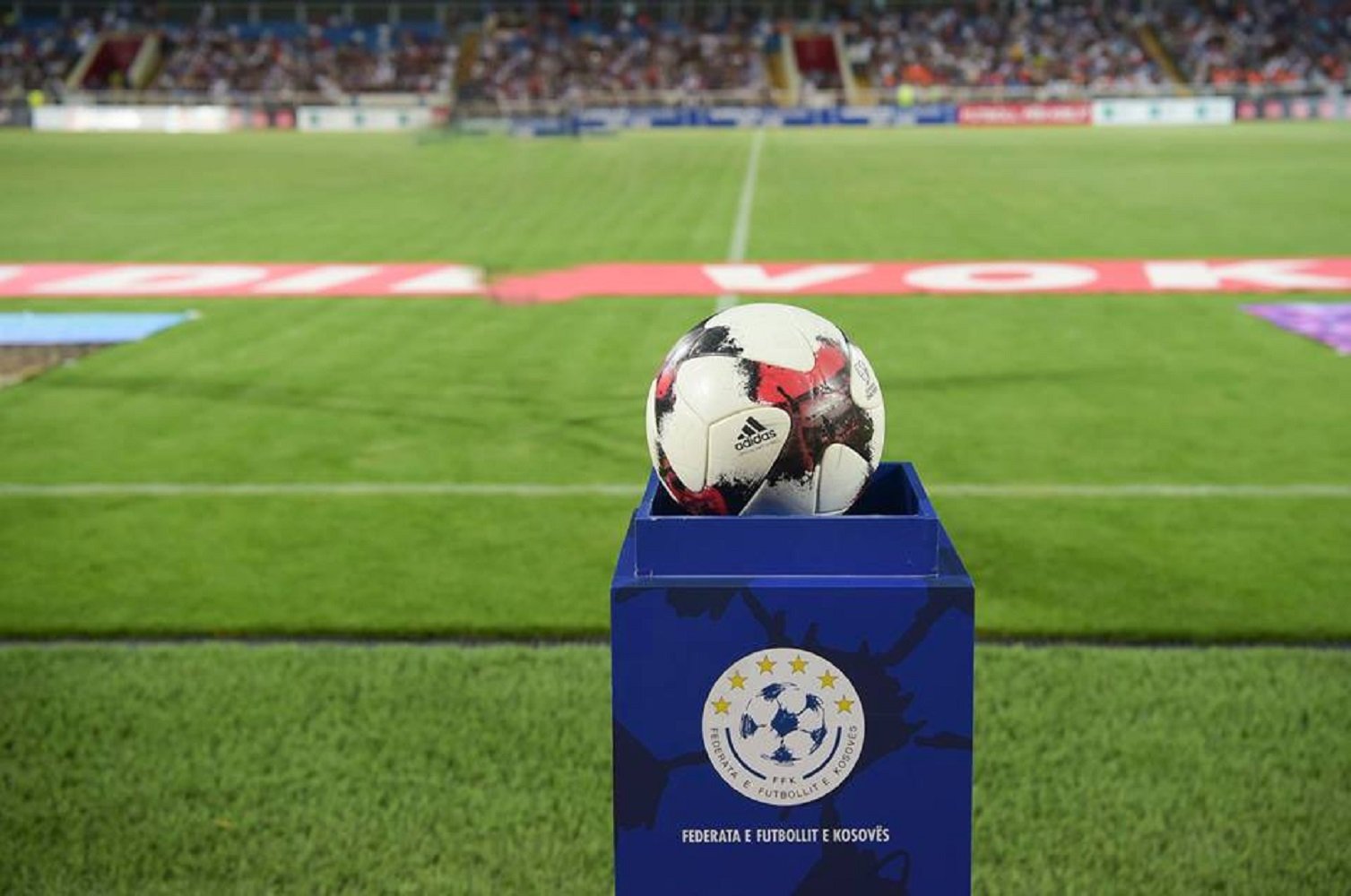 Kosovo planta cara i jugarà contra Espanya amb els seus símbols nacionals