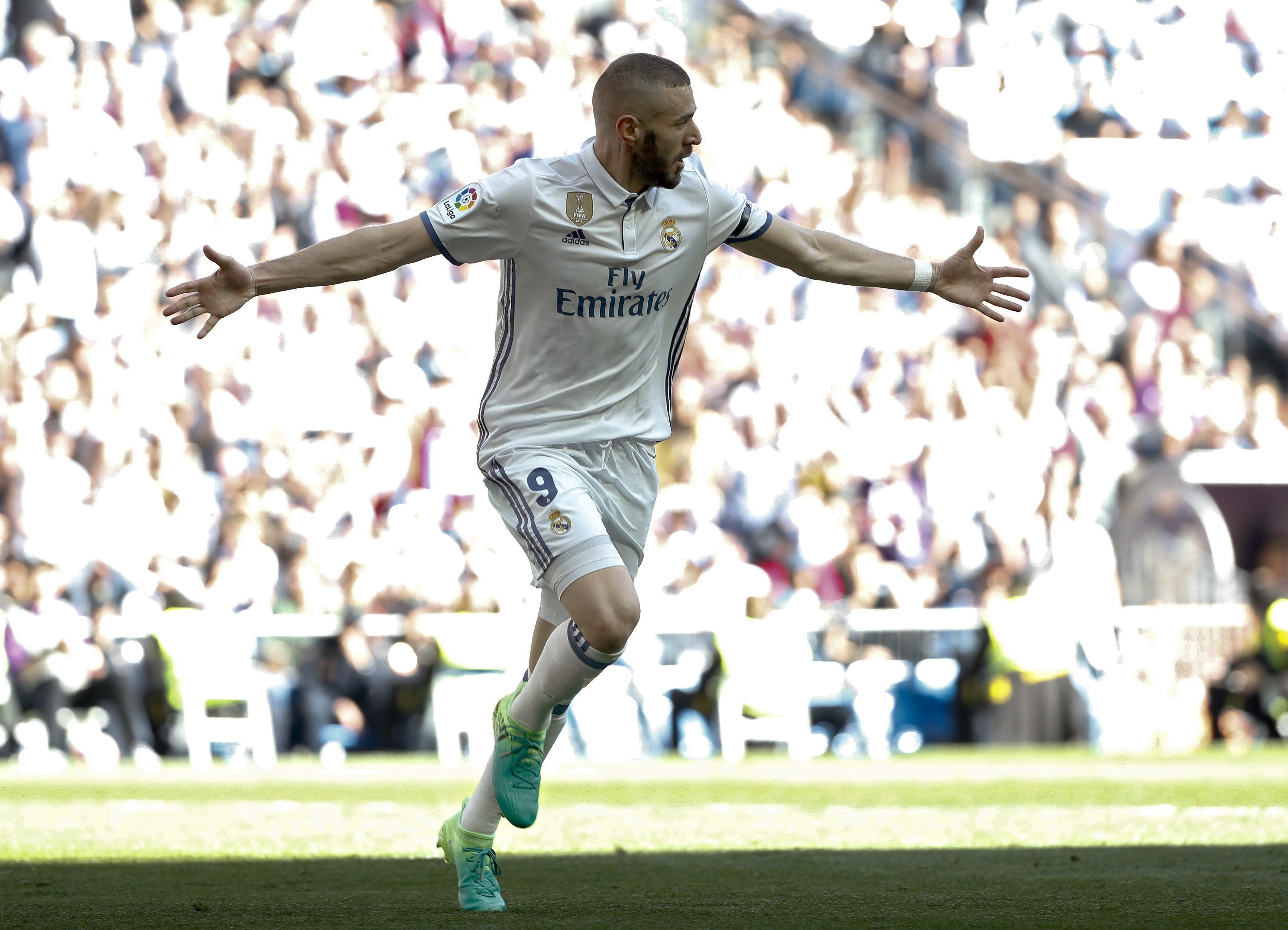 La poca puntería del Alavés salva al Madrid (3-0)