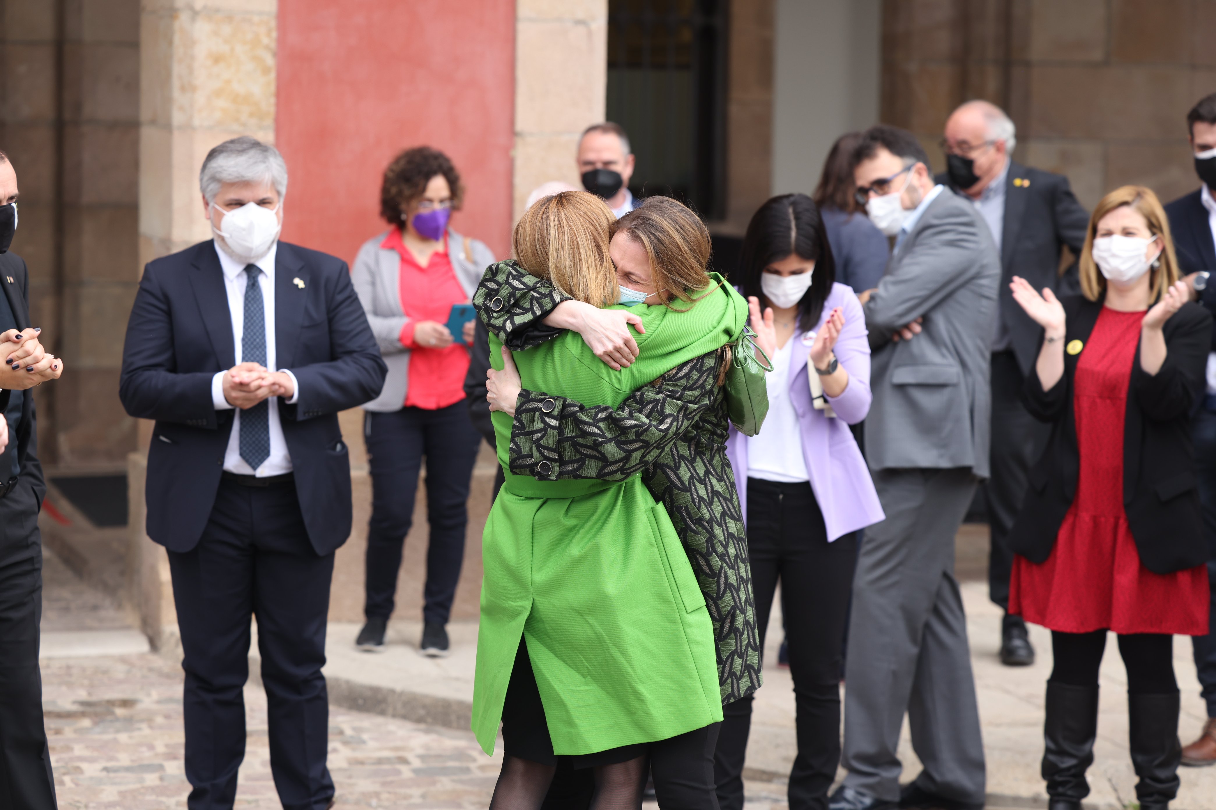 Serret, ovacionada al tornar al Parlament, es fon en una abraçada amb Forcadell