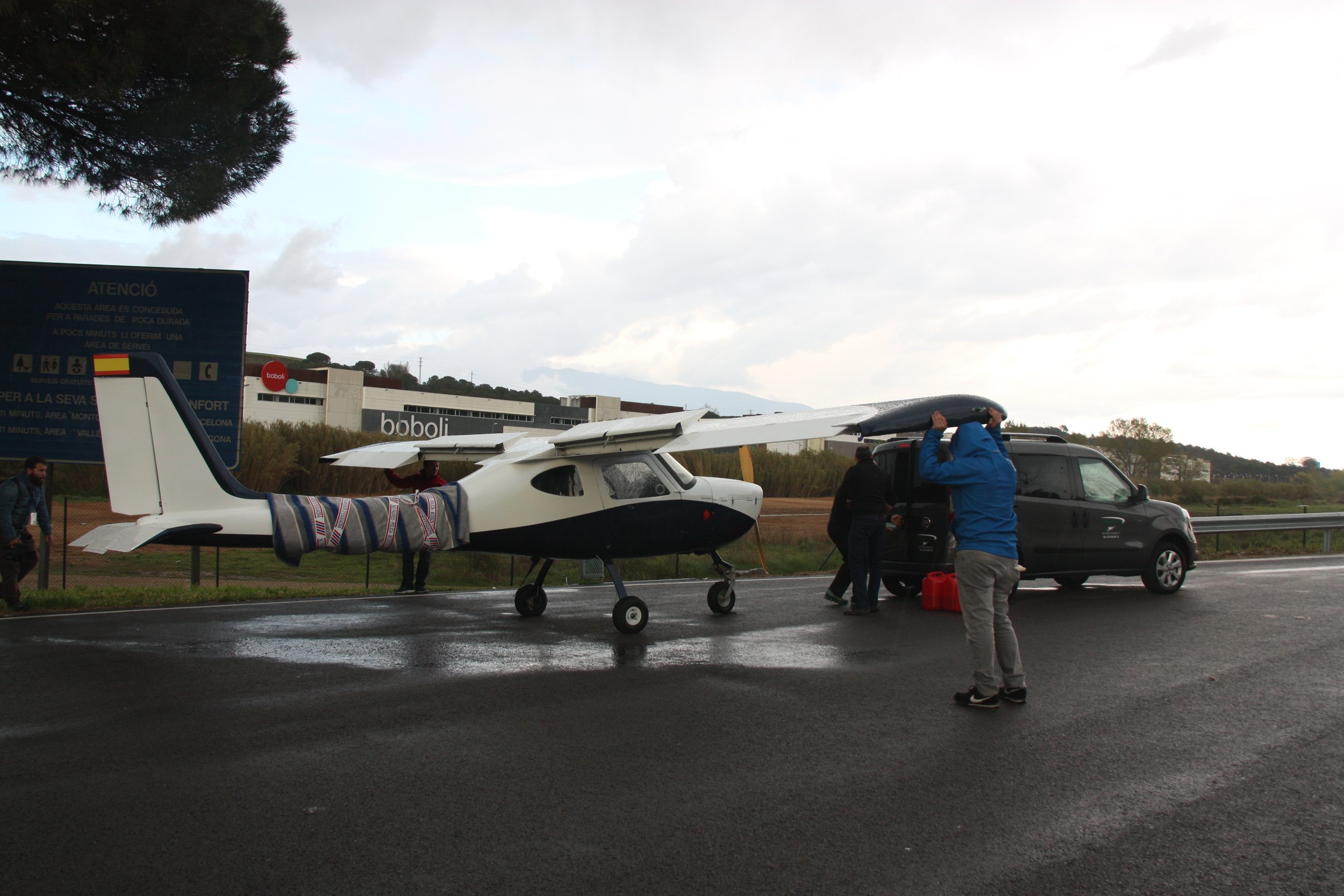 [VÍDEO] Una avioneta aterra d'emergència a l'AP-7, a Cardedeu
