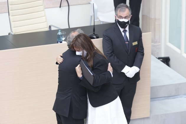 Borràs abraza Quim Torra Parlamento Sergi Alcàzar
