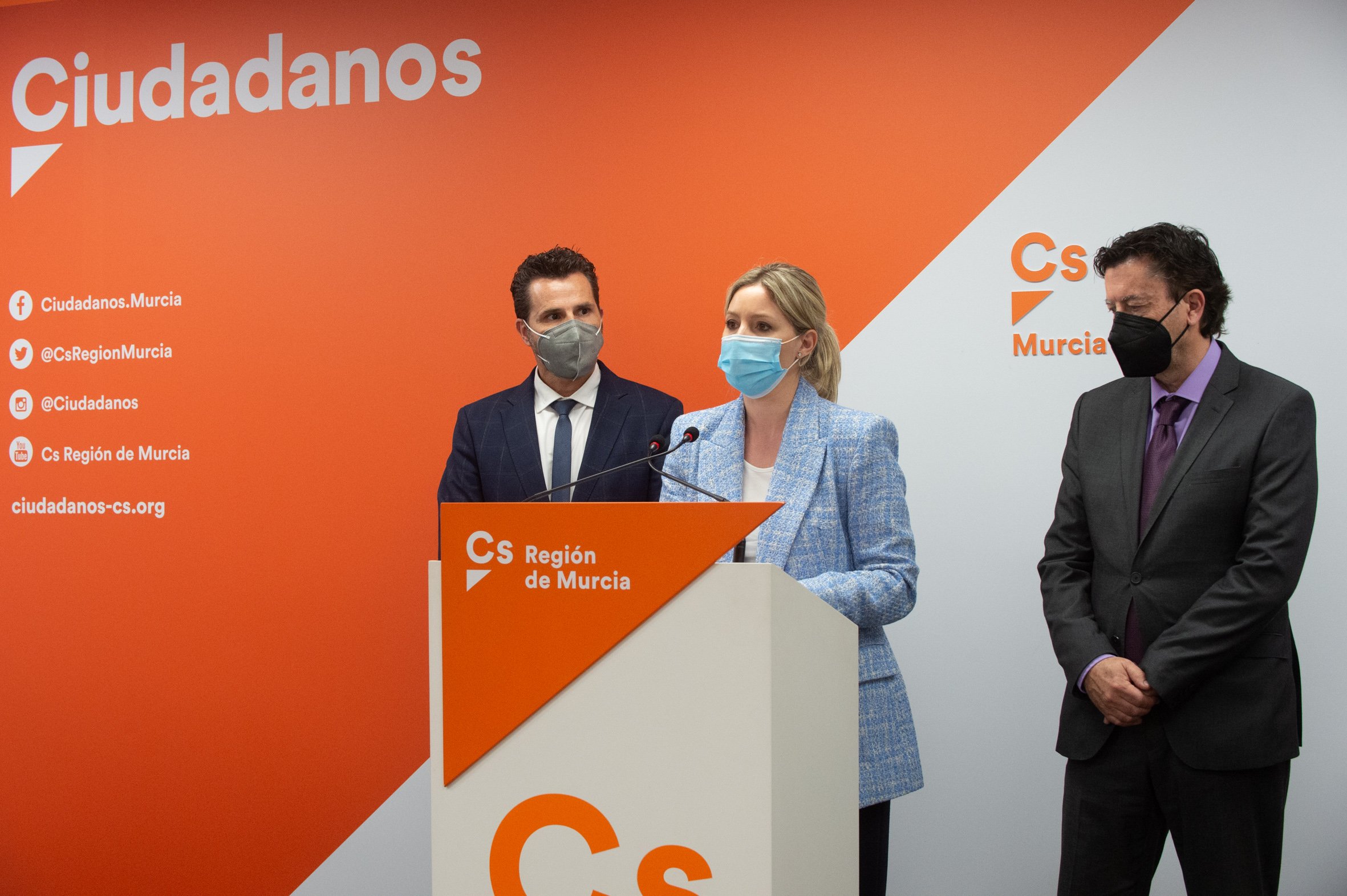 Ciutadans expulsa els seus tres diputats dissidents i manté la moció a Múrcia