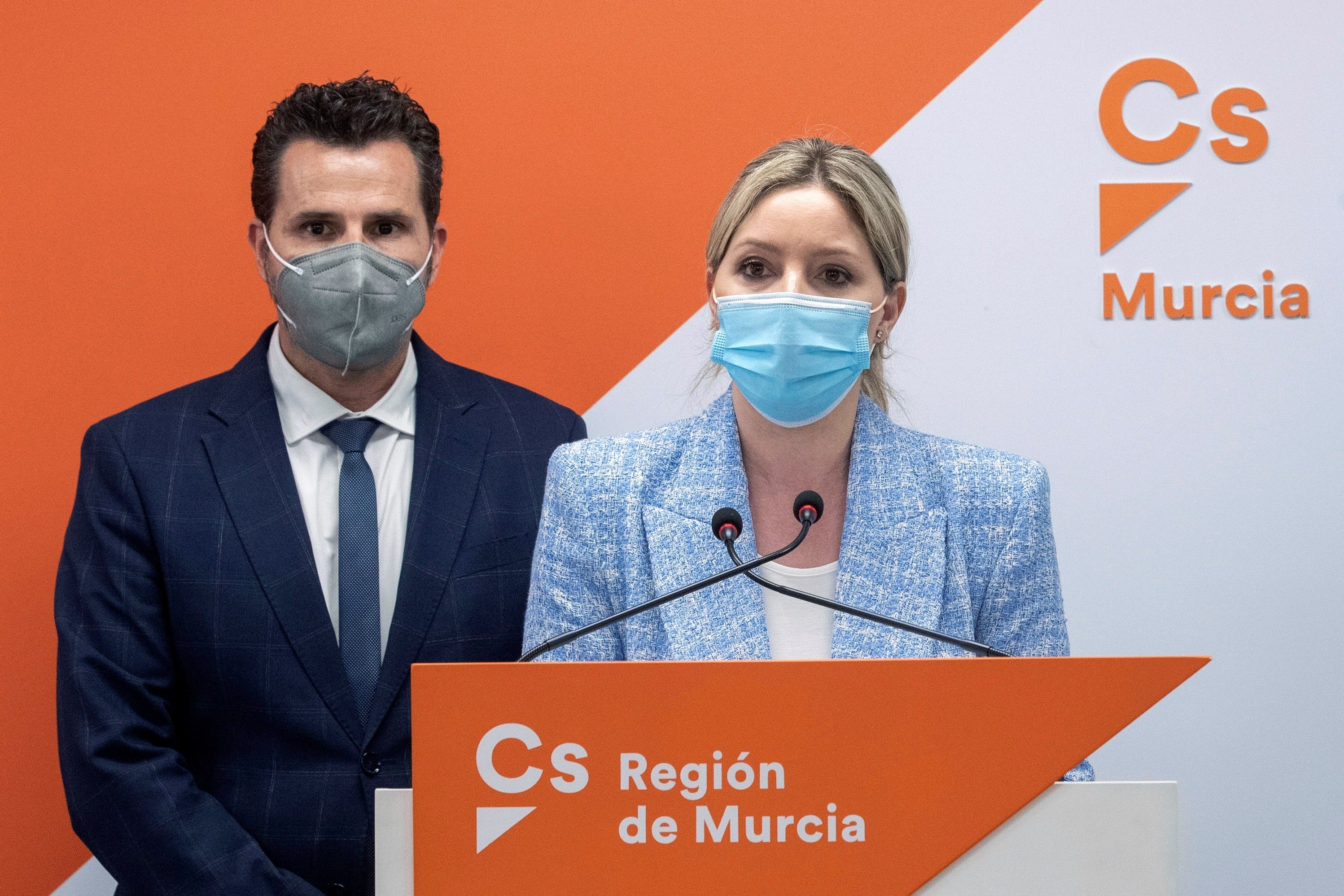 Cs busca a los 3 exdiputados de Vox para salvar la moción de censura en Murcia