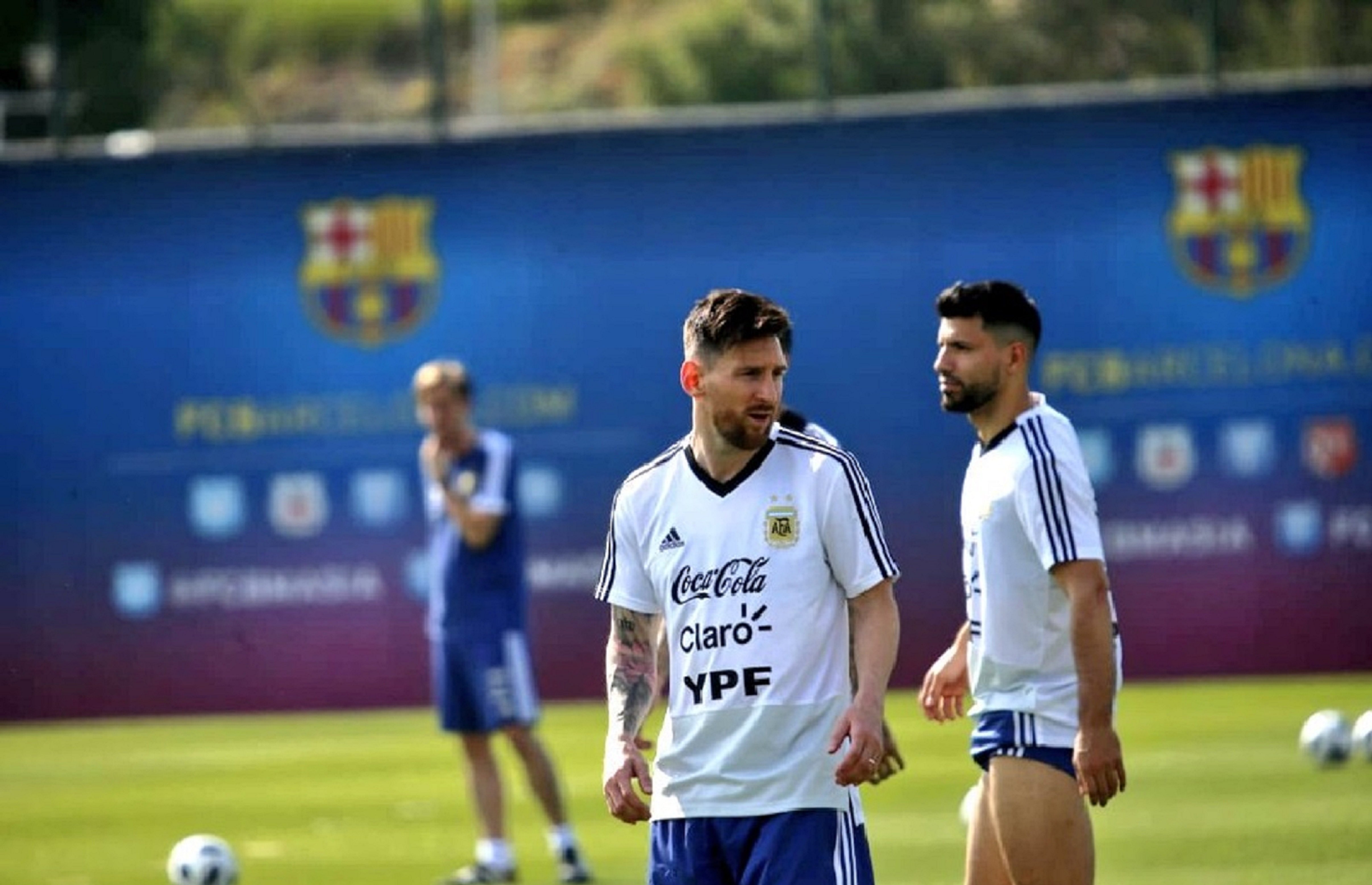 Agüero es pronuncia sobre el seu futur: "A qui no li agradaria jugar amb Messi?"